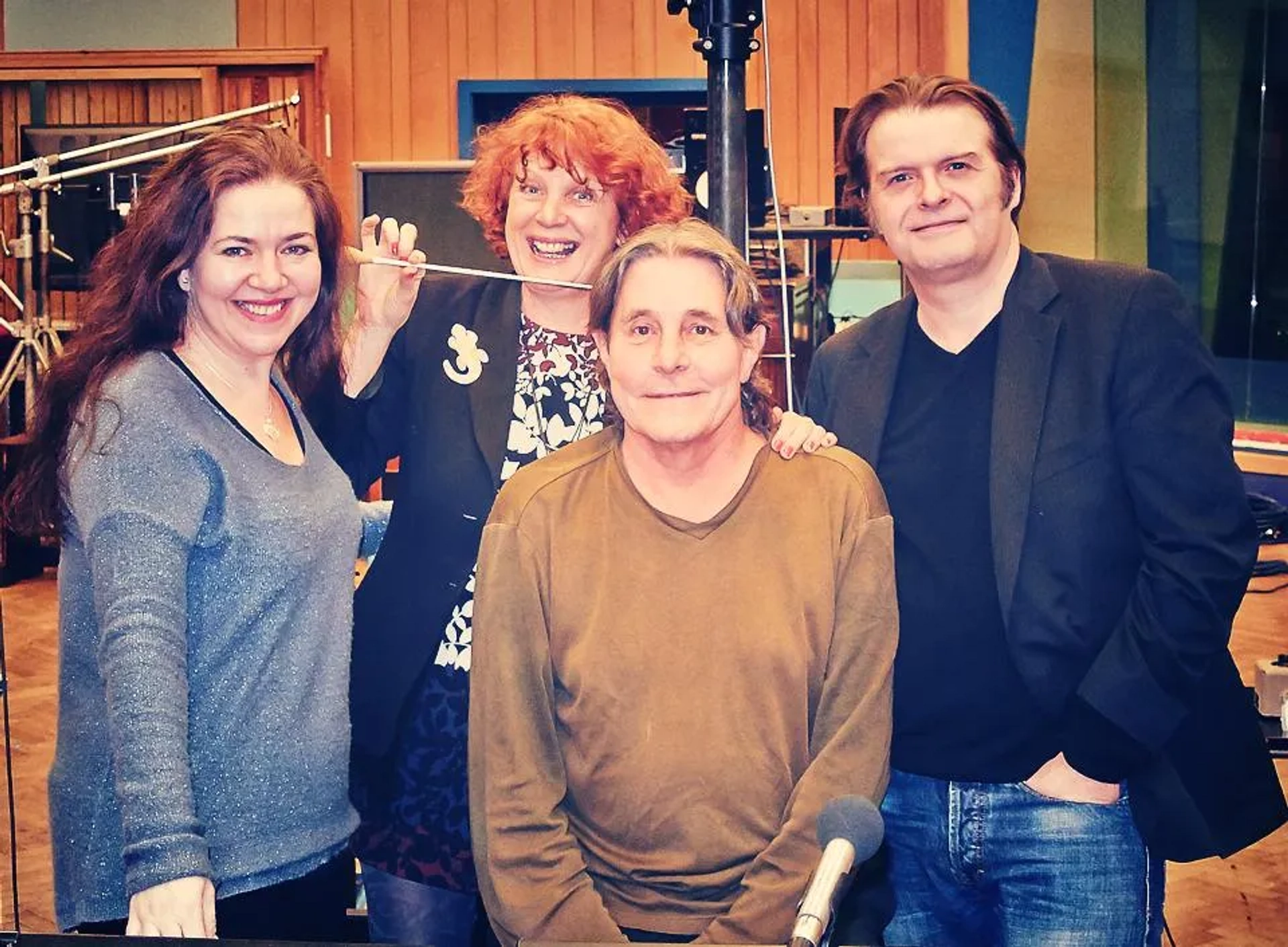 Another great session with Barrington yesterday at Abbey Road with 'super woman' Betsan Morris Evans, Russell Lewis - the writer of ENDEAVOUR, Barrington Pheloung of course and DNA's Amanda Street