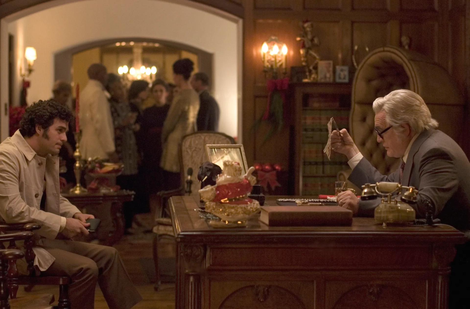 Brian Cox and Mark Ruffalo in Zodiac (2007)