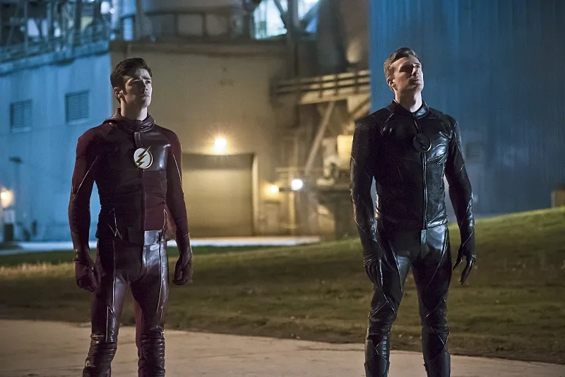 Teddy Sears and Grant Gustin in The Flash (2014)