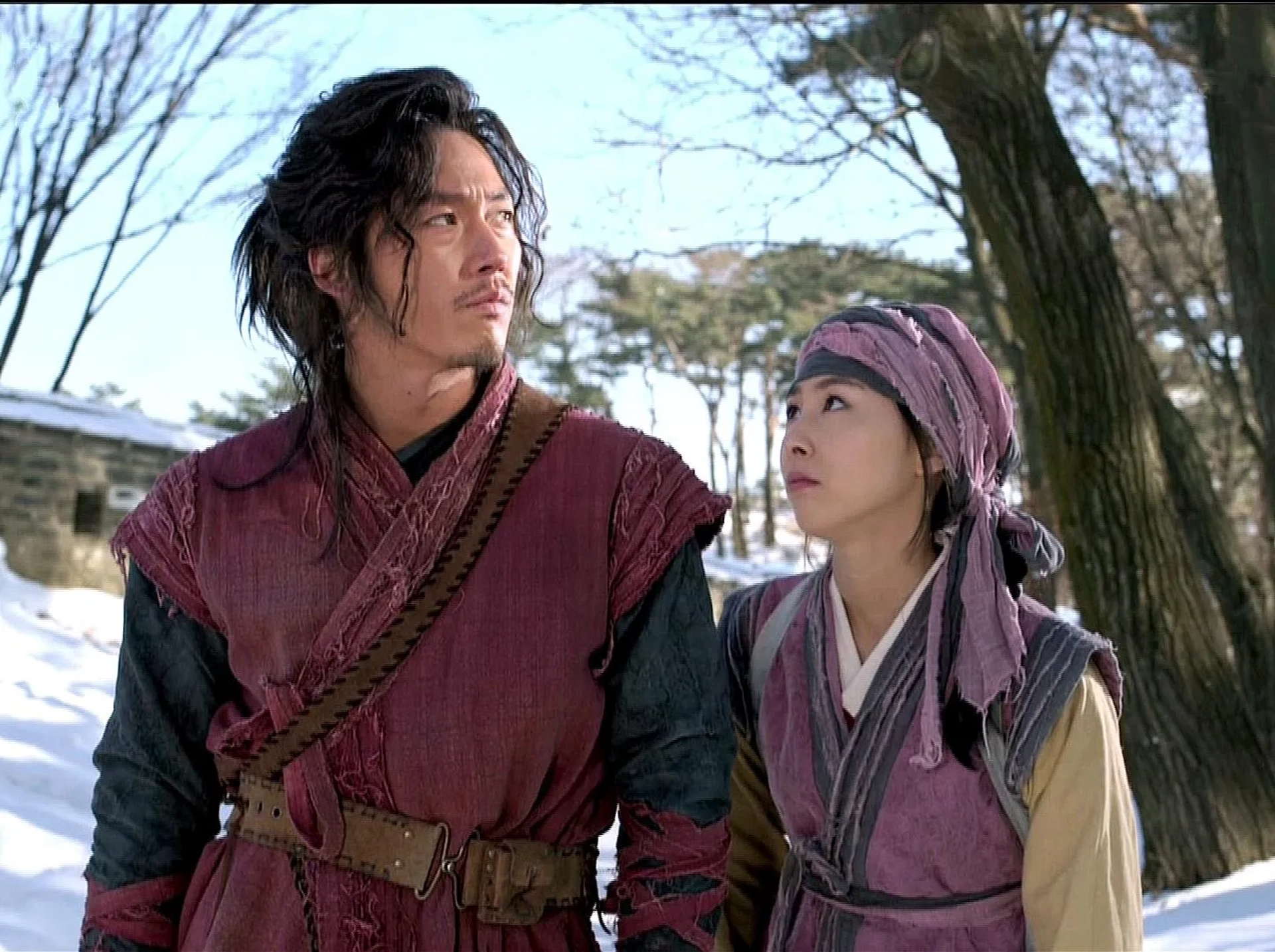 Jang Hyuk and Lee Da-hae in The Slave Hunters (2010)