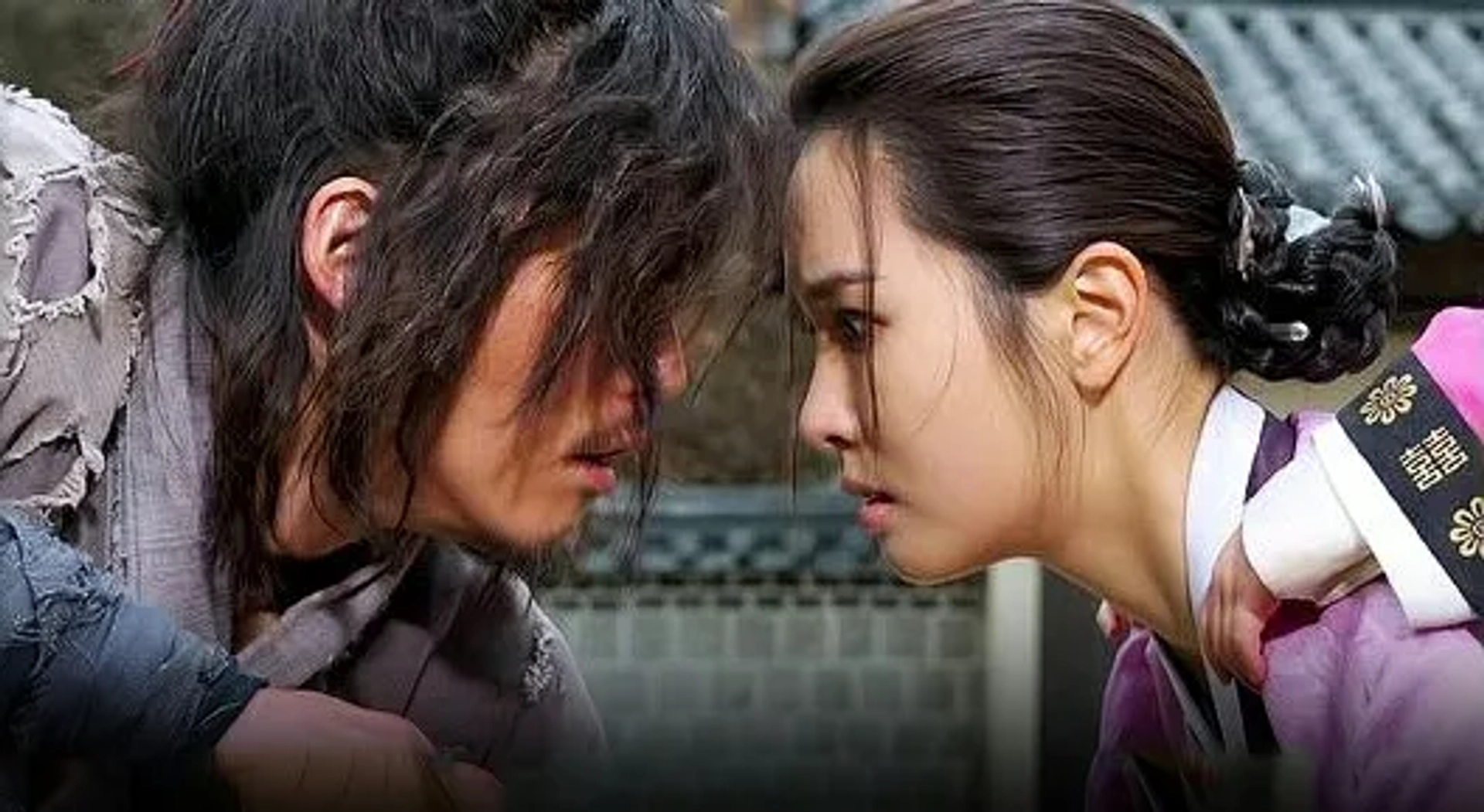 Jang Hyuk and Lee Da-hae in The Slave Hunters (2010)