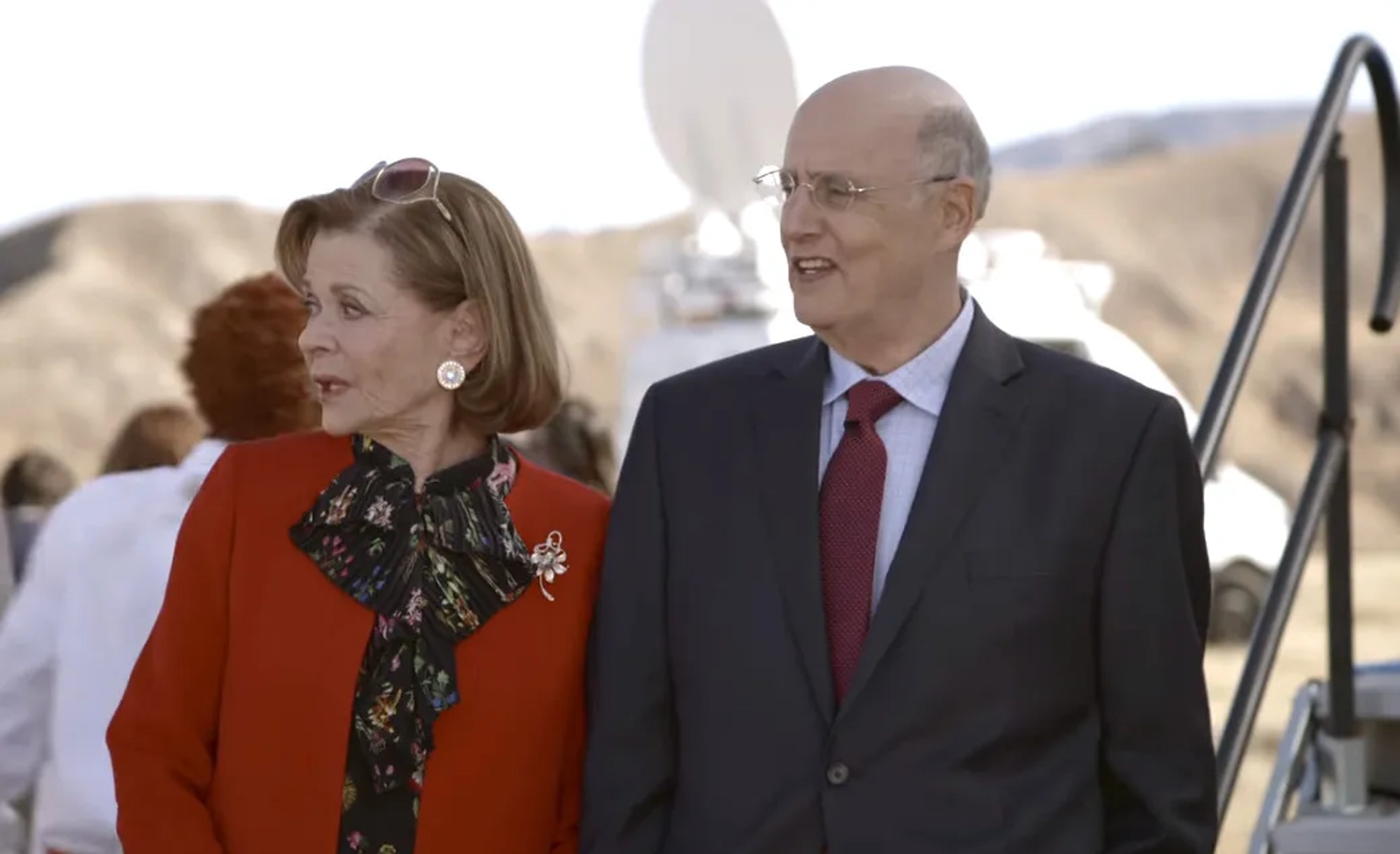 Jeffrey Tambor and Jessica Walter in Arrested Development (2003)