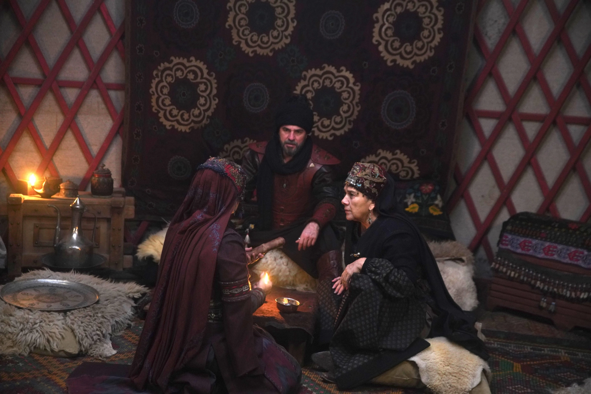 Hülya Darcan, Engin Altan Düzyatan, and Didem Balçin in Dirilis: Ertugrul (2014)