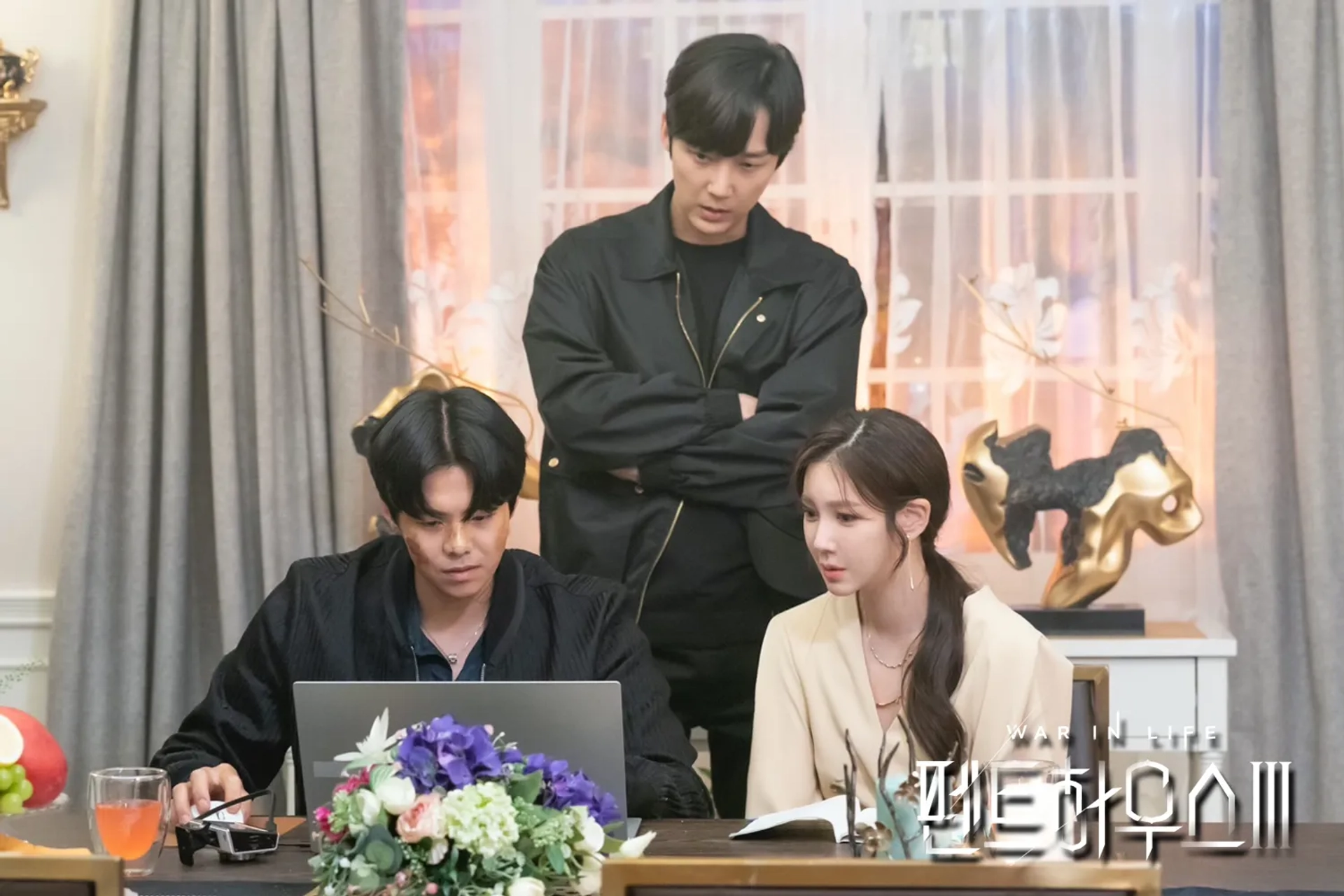 Ji-Ah Lee, Jong-Hoon Yoon, and Eun-Seok Park in The Penthouse: War in Life (2020)