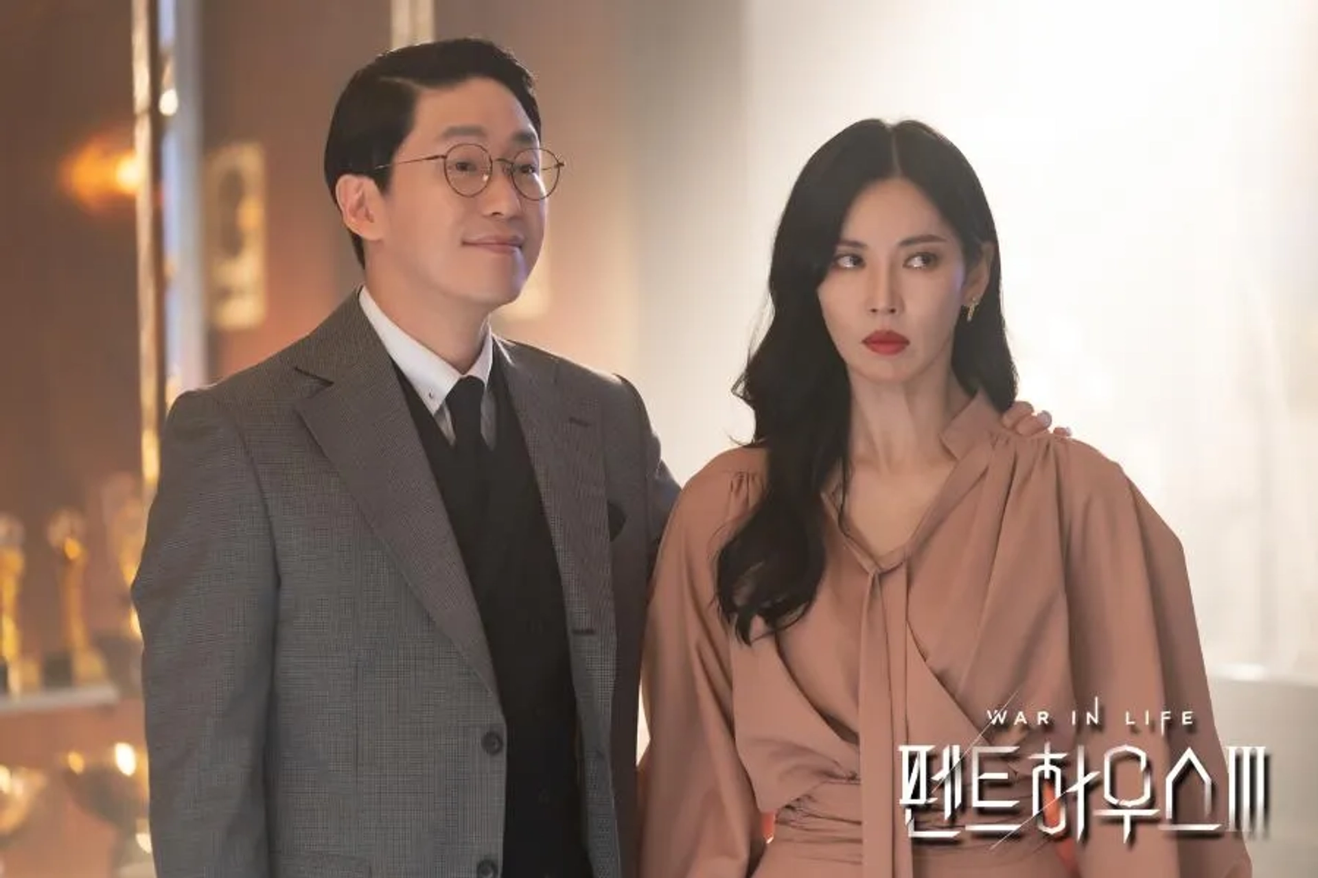 Kim So-yeon and Uhm Ki-joon in The Penthouse: War in Life (2020)