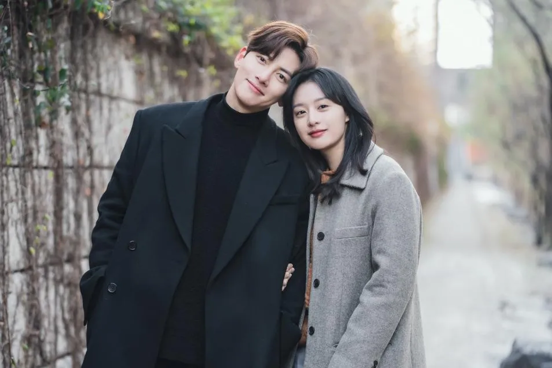 Ji Chang-wook and Kim Ji-won in Lovestruck in the City (2020)