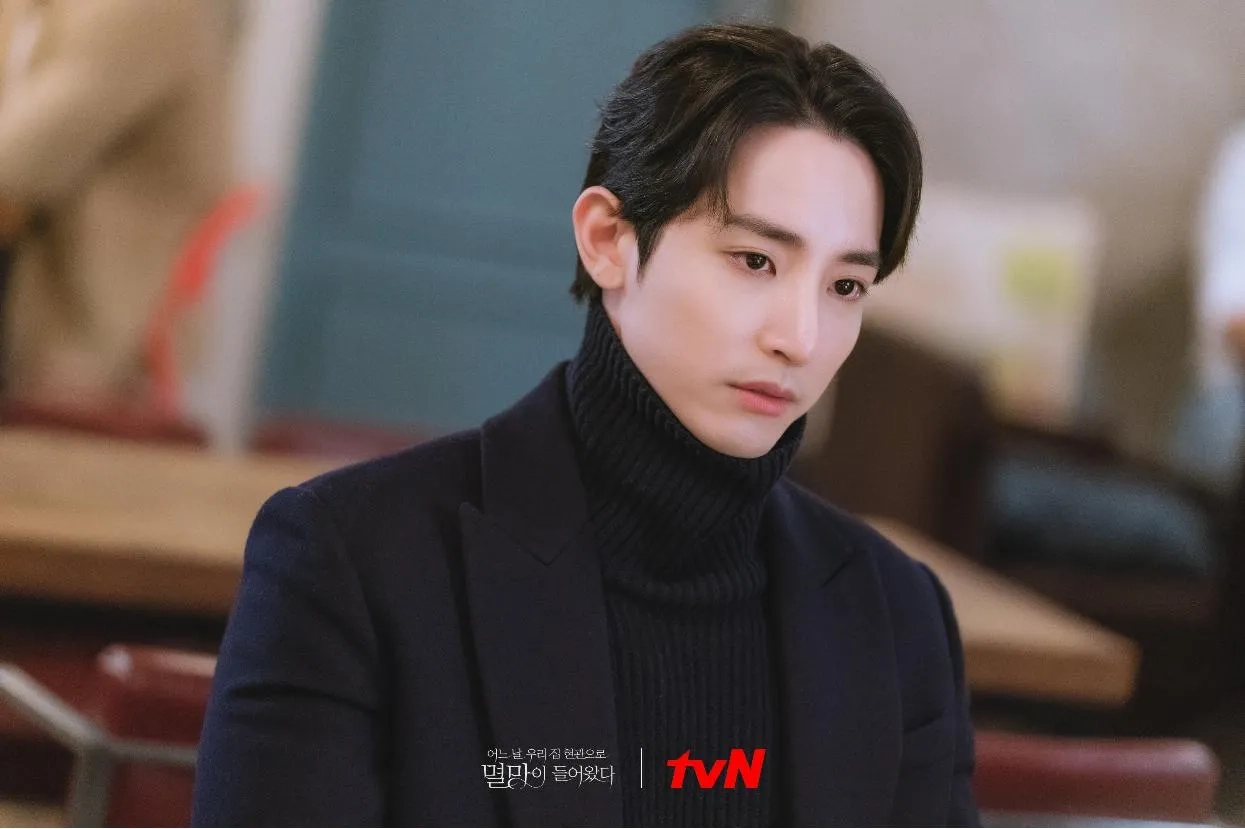 Lee Soo-hyuk in Doom at Your Service (2021)