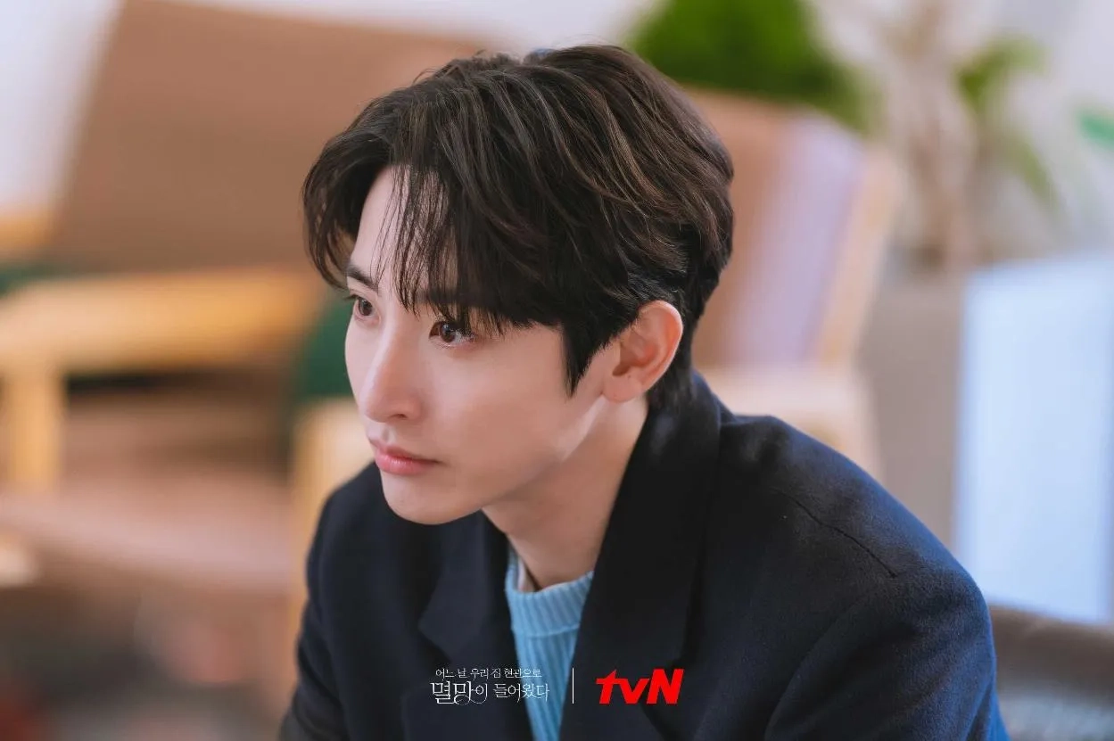Lee Soo-hyuk in Doom at Your Service (2021)