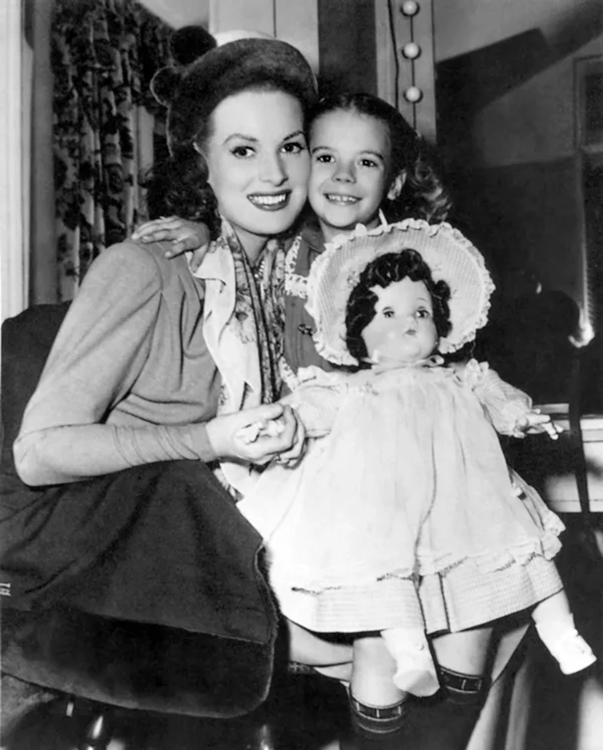 Maureen O'Hara and Natalie Wood in Miracle on 34th Street (1947)