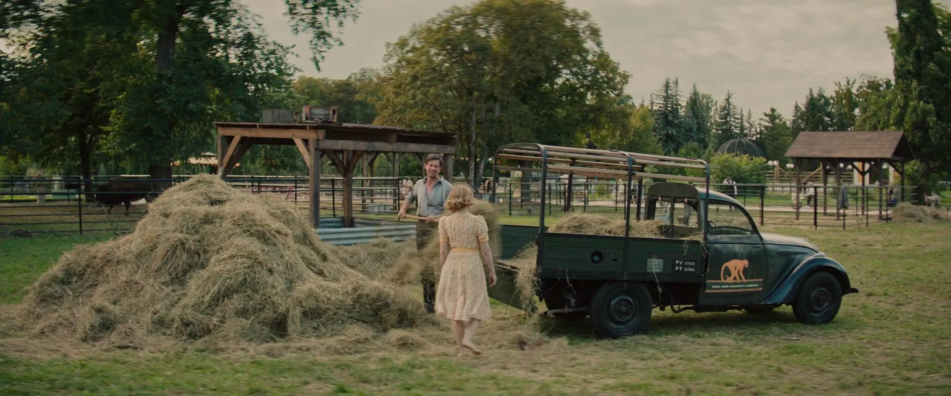 Johan Heldenbergh and Jessica Chastain in The Zookeeper's Wife (2017)