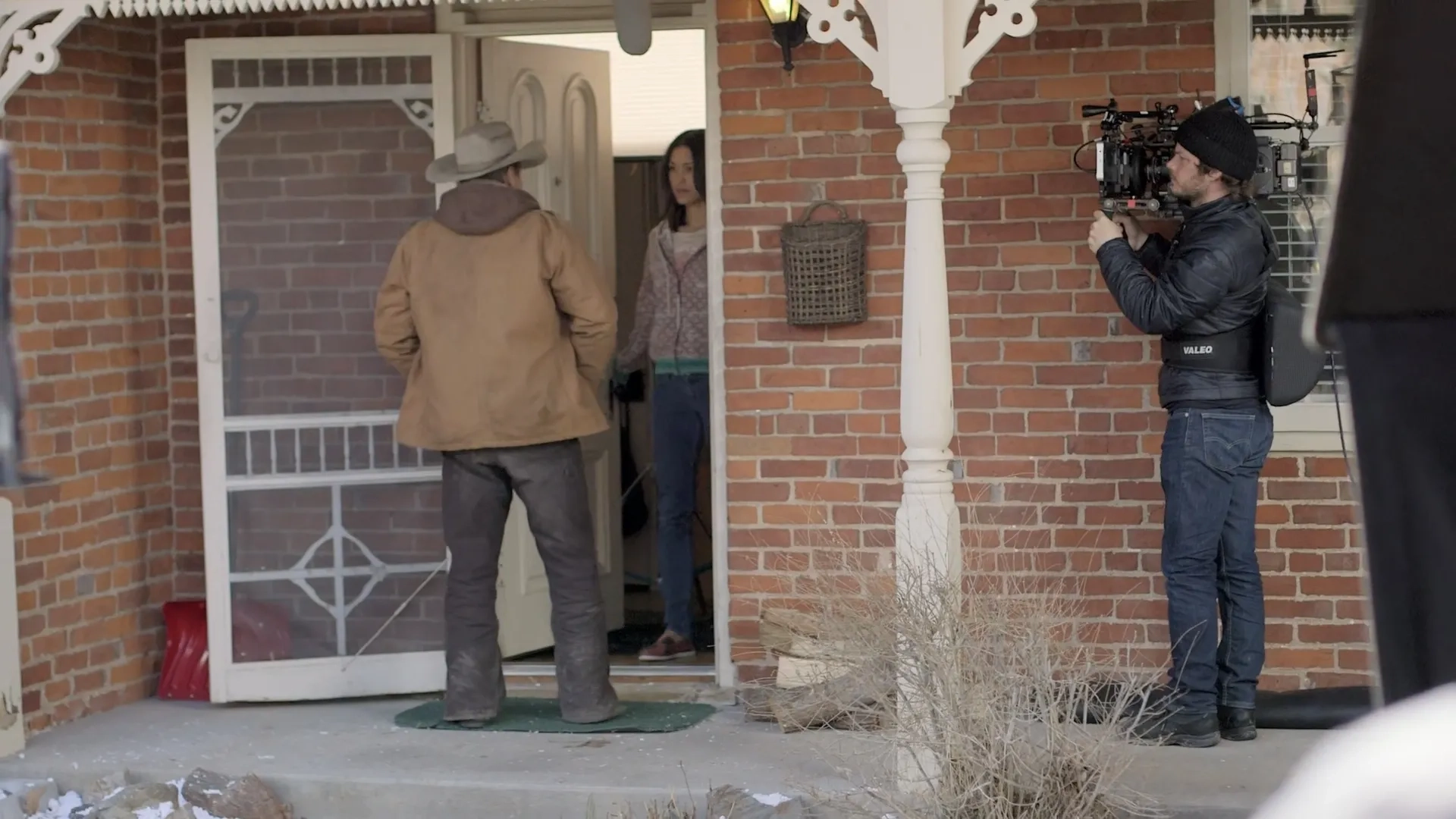 Jeremy Renner and Julia Jones in Wind River (2017)