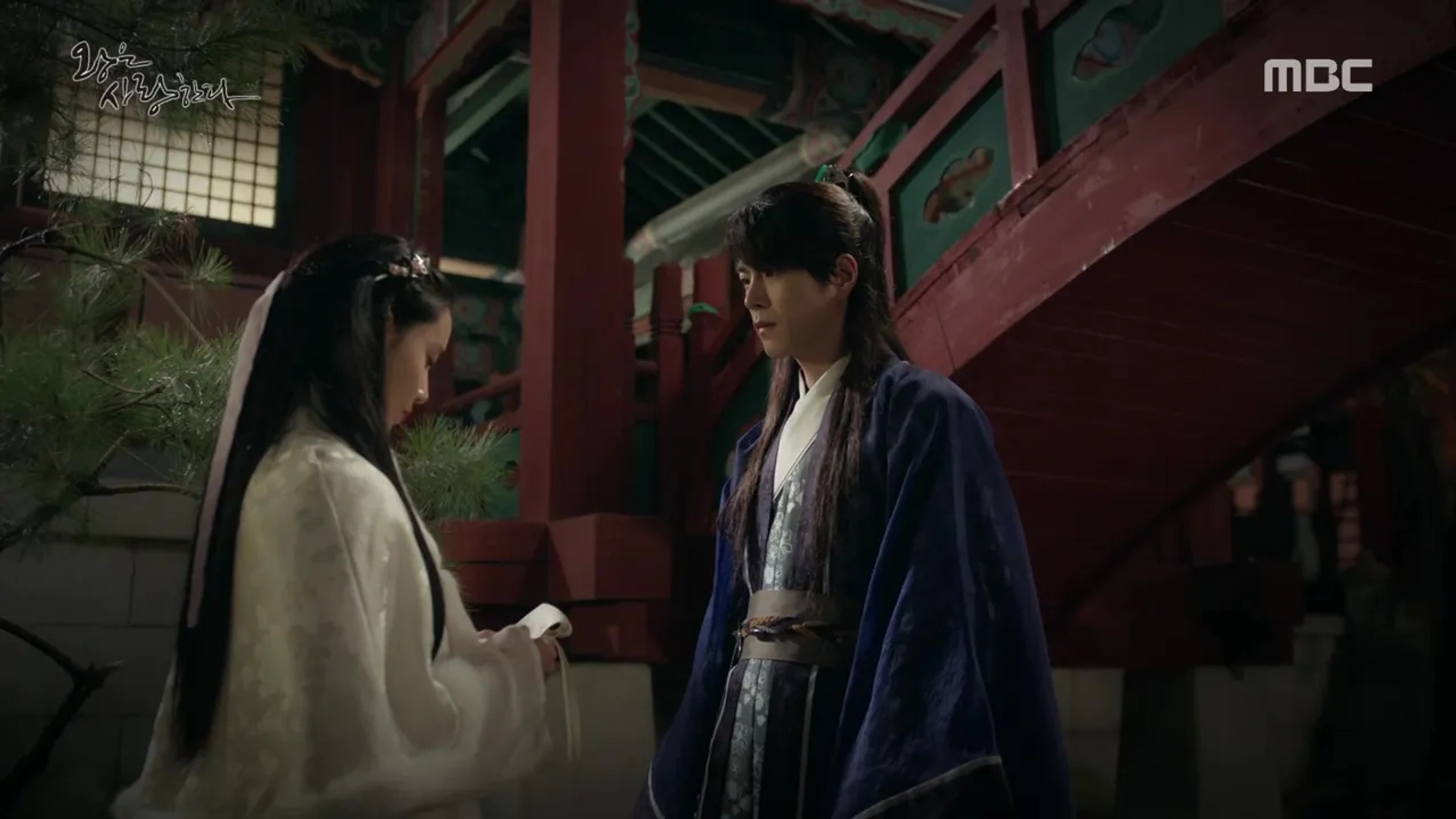 Jong-Hyun Hong and Im Yoon-ah in The King Loves (2017)