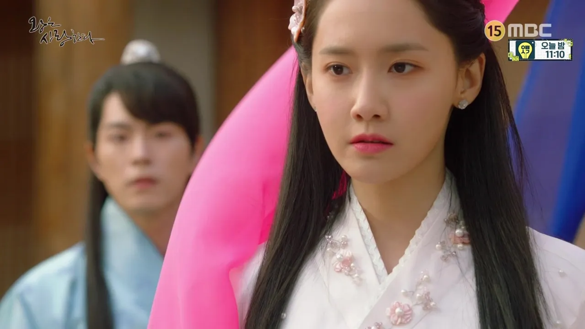 Jong-Hyun Hong and Im Yoon-ah in The King Loves (2017)