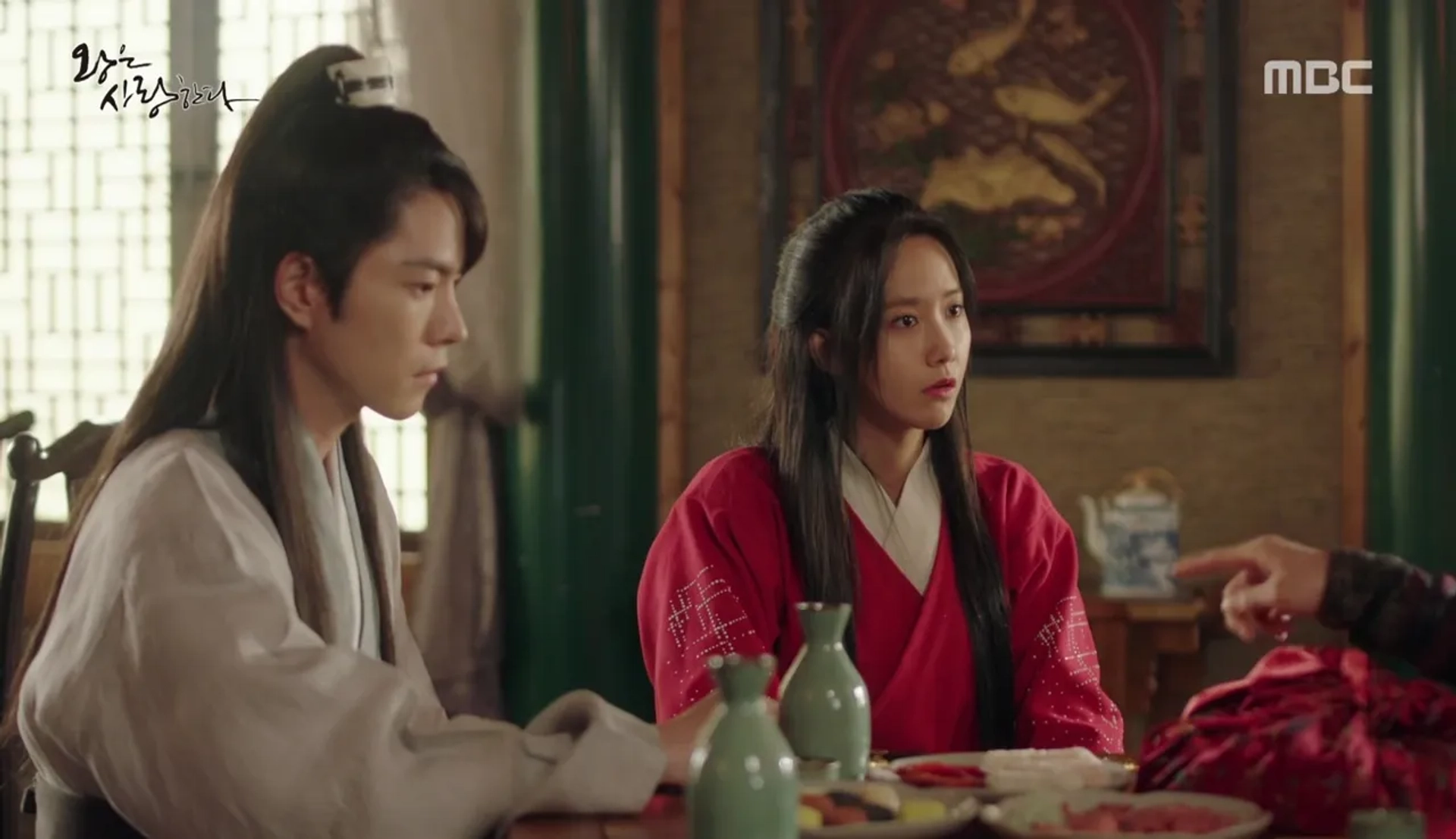 Jong-Hyun Hong and Im Yoon-ah in The King Loves (2017)