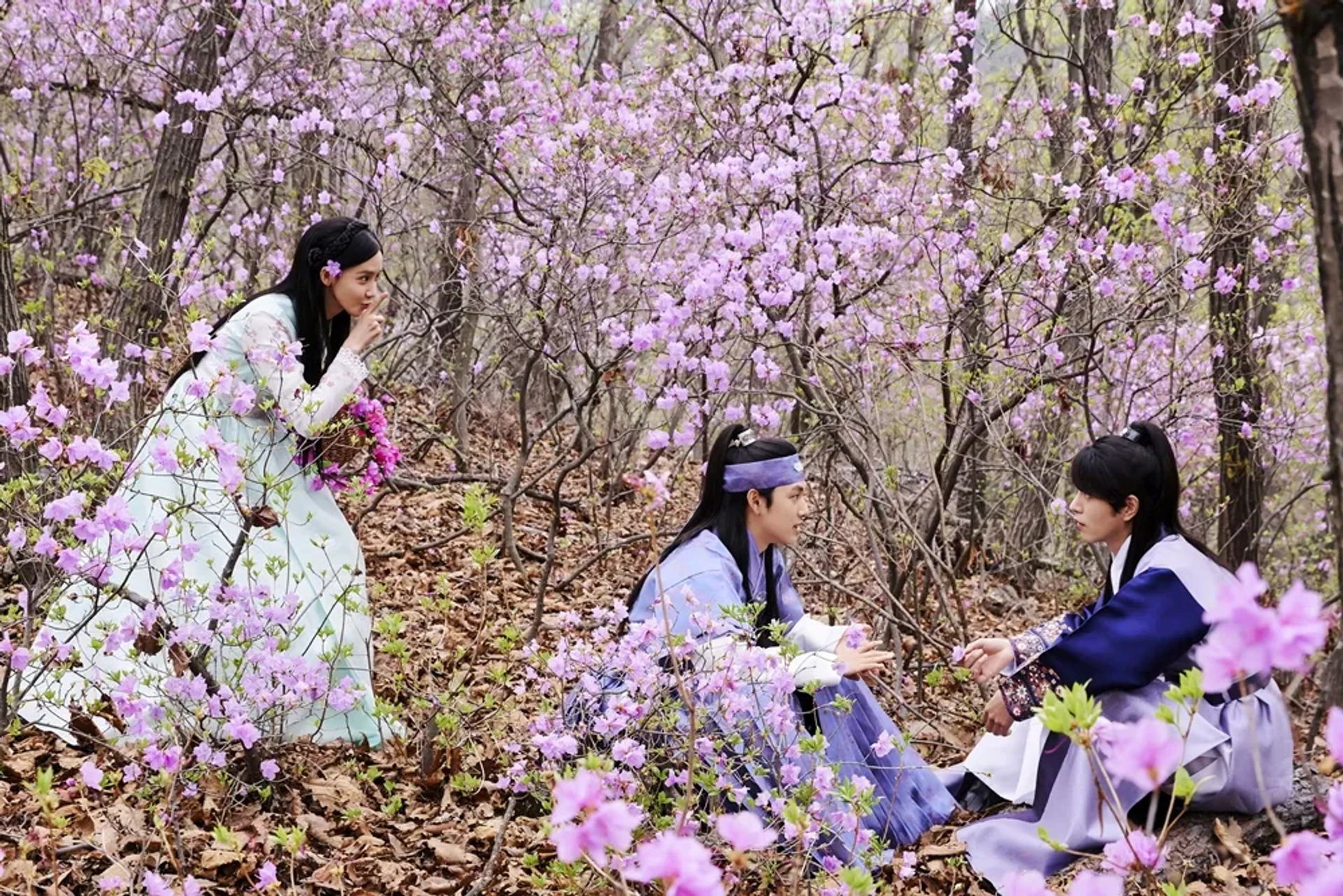 Jong-Hyun Hong, Im Yoon-ah, and Si-wan Yim in The King Loves (2017)