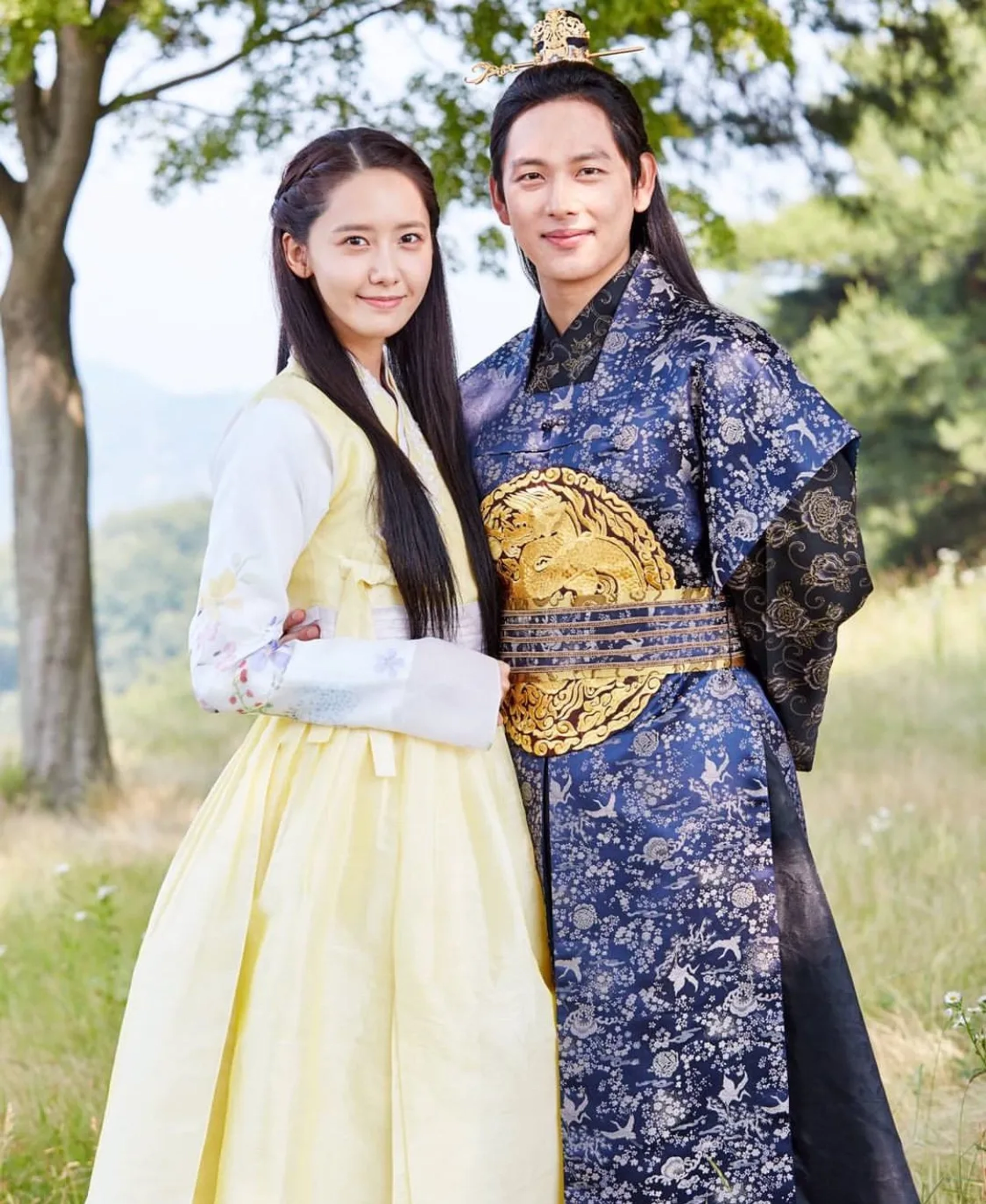 Im Yoon-ah and Si-wan Yim in The King Loves (2017)