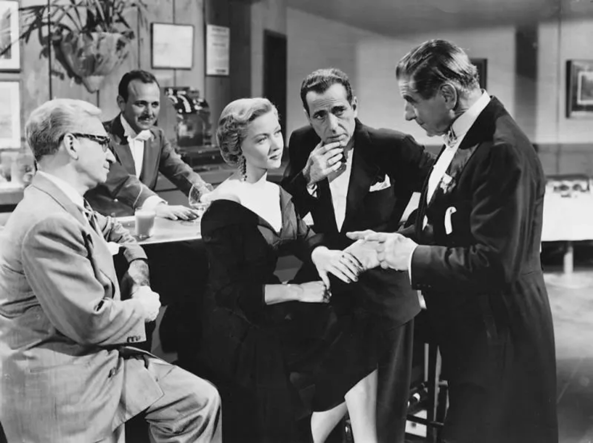 Humphrey Bogart, Gloria Grahame, Jack Chefe, Art Smith, and Robert Warwick in In a Lonely Place (1950)