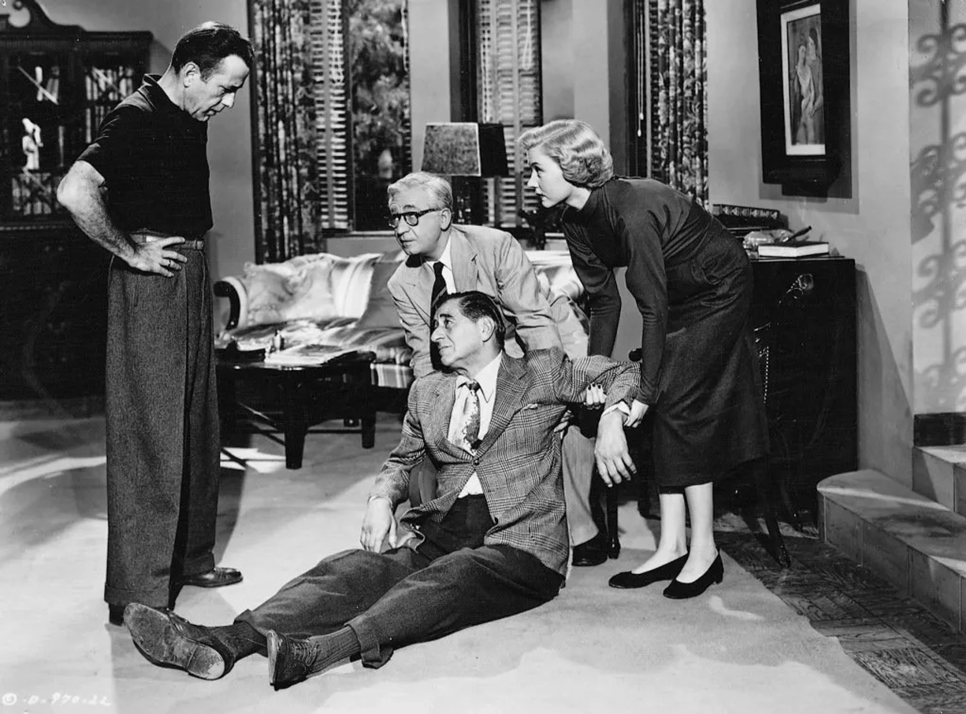 Humphrey Bogart, Gloria Grahame, Art Smith, and Robert Warwick in In a Lonely Place (1950)