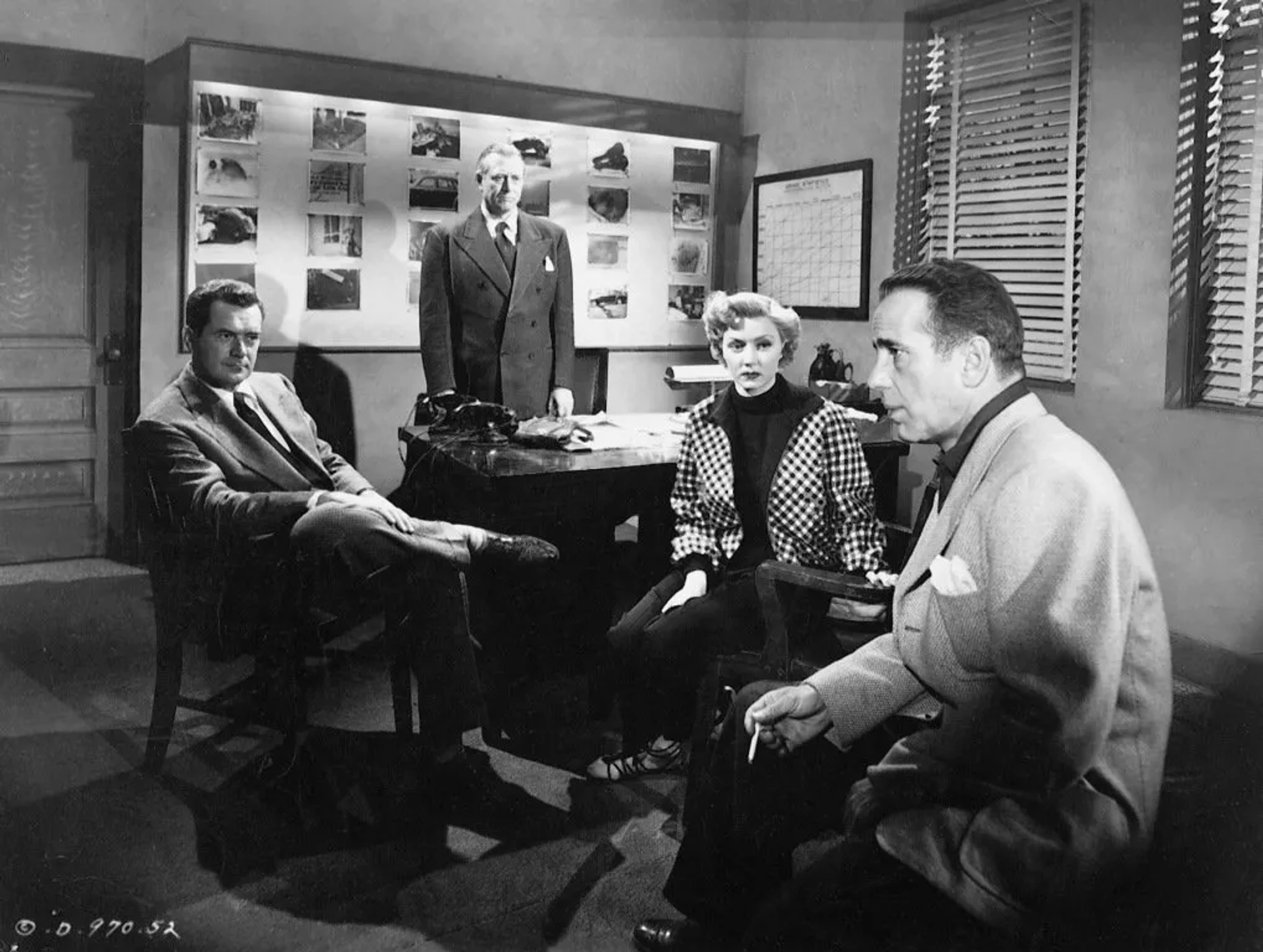 Humphrey Bogart, Gloria Grahame, Frank Lovejoy, and Carl Benton Reid in In a Lonely Place (1950)