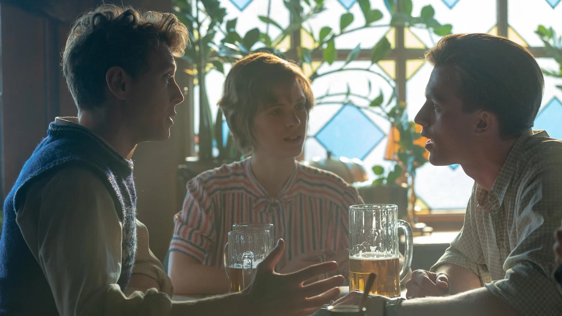 George MacKay, Jannis Niewöhner, and Liv Lisa Fries in Munich: The Edge of War (2021)