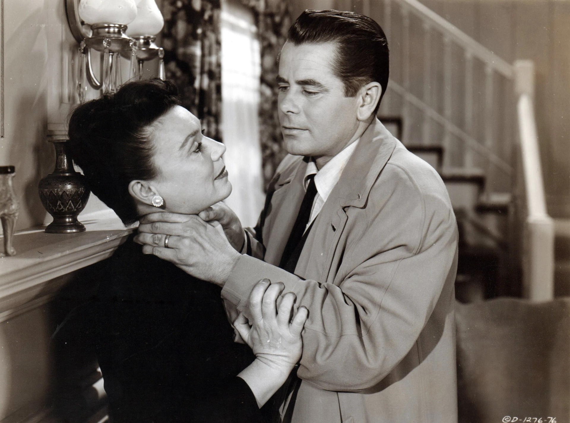 Glenn Ford and Jeanette Nolan in The Big Heat (1953)