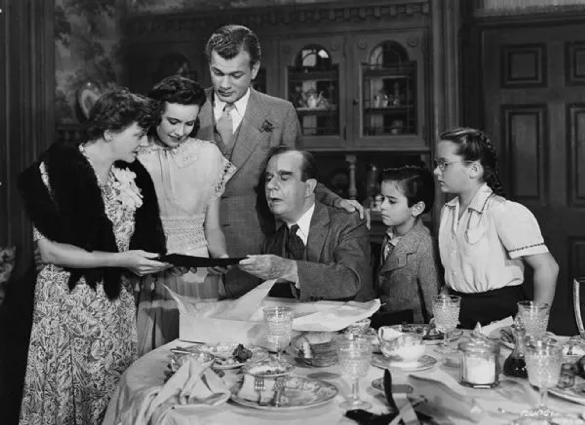 Joseph Cotten, Charles Bates, Patricia Collinge, Henry Travers, Edna May Wonacott, and Teresa Wright in Shadow of a Doubt (1943)