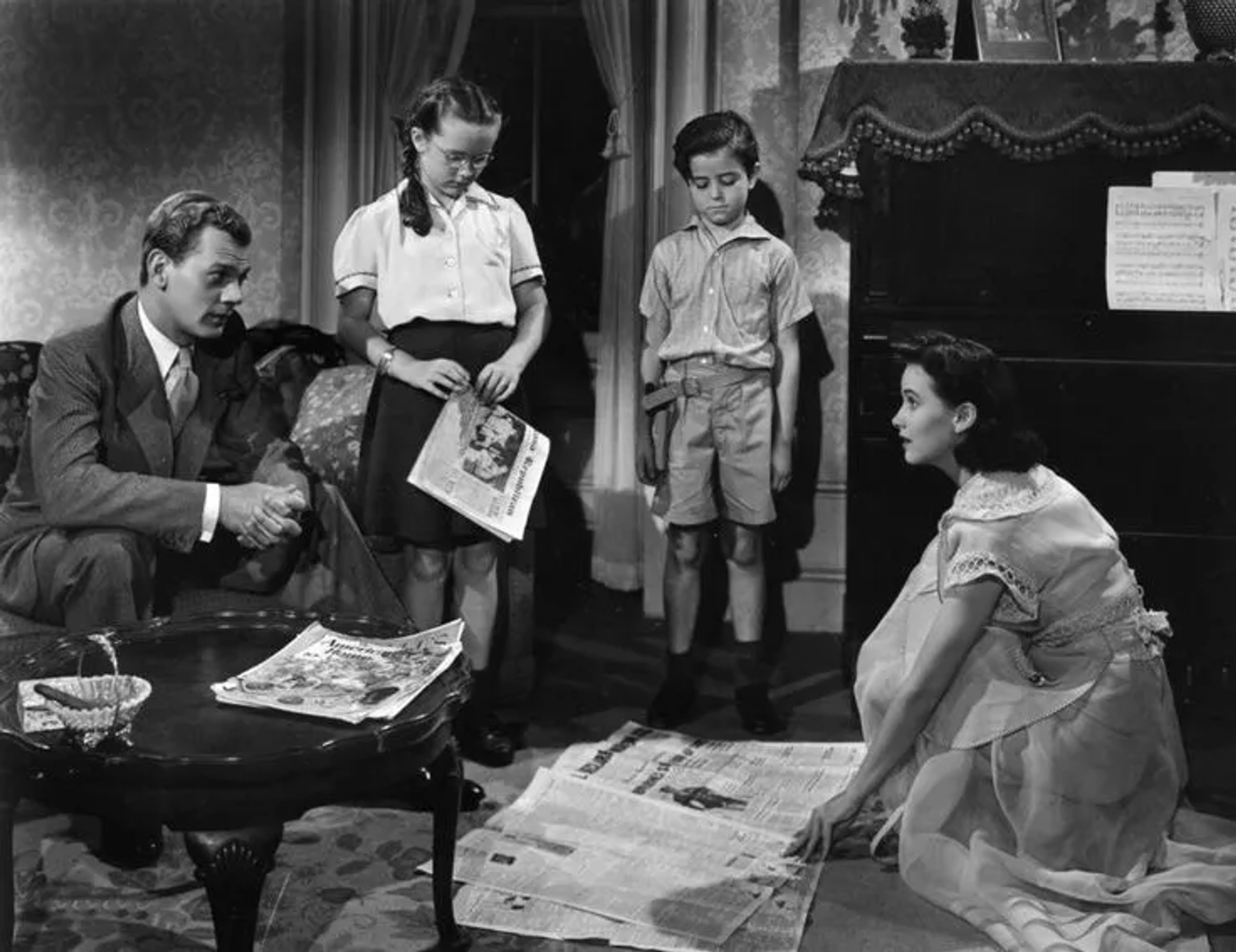 Joseph Cotten, Charles Bates, Edna May Wonacott, and Teresa Wright in Shadow of a Doubt (1943)