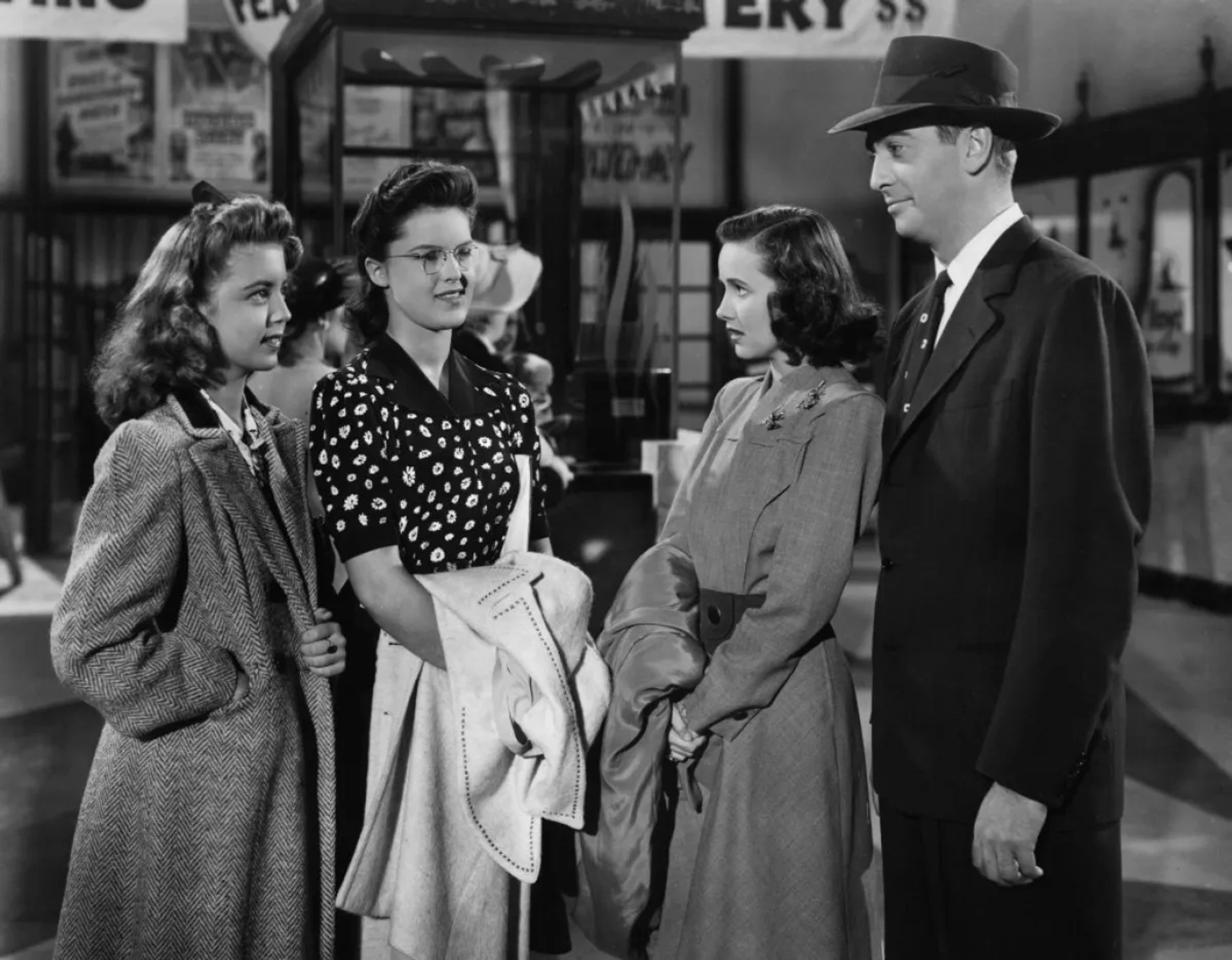 Macdonald Carey, Estelle Jewell, Shirley Mills, and Teresa Wright in Shadow of a Doubt (1943)