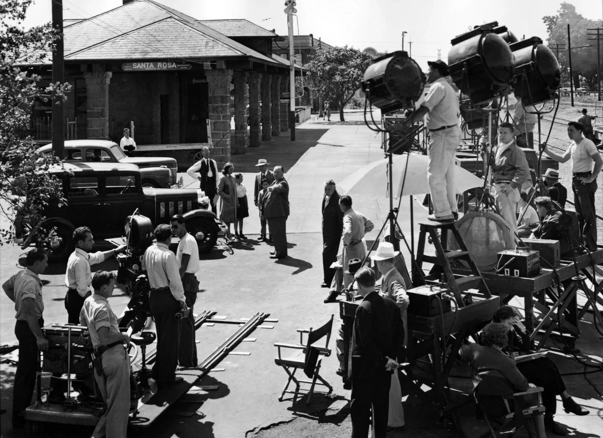 Alfred Hitchcock, Charles Bates, Henry Travers, Edna May Wonacott, and Teresa Wright in Shadow of a Doubt (1943)