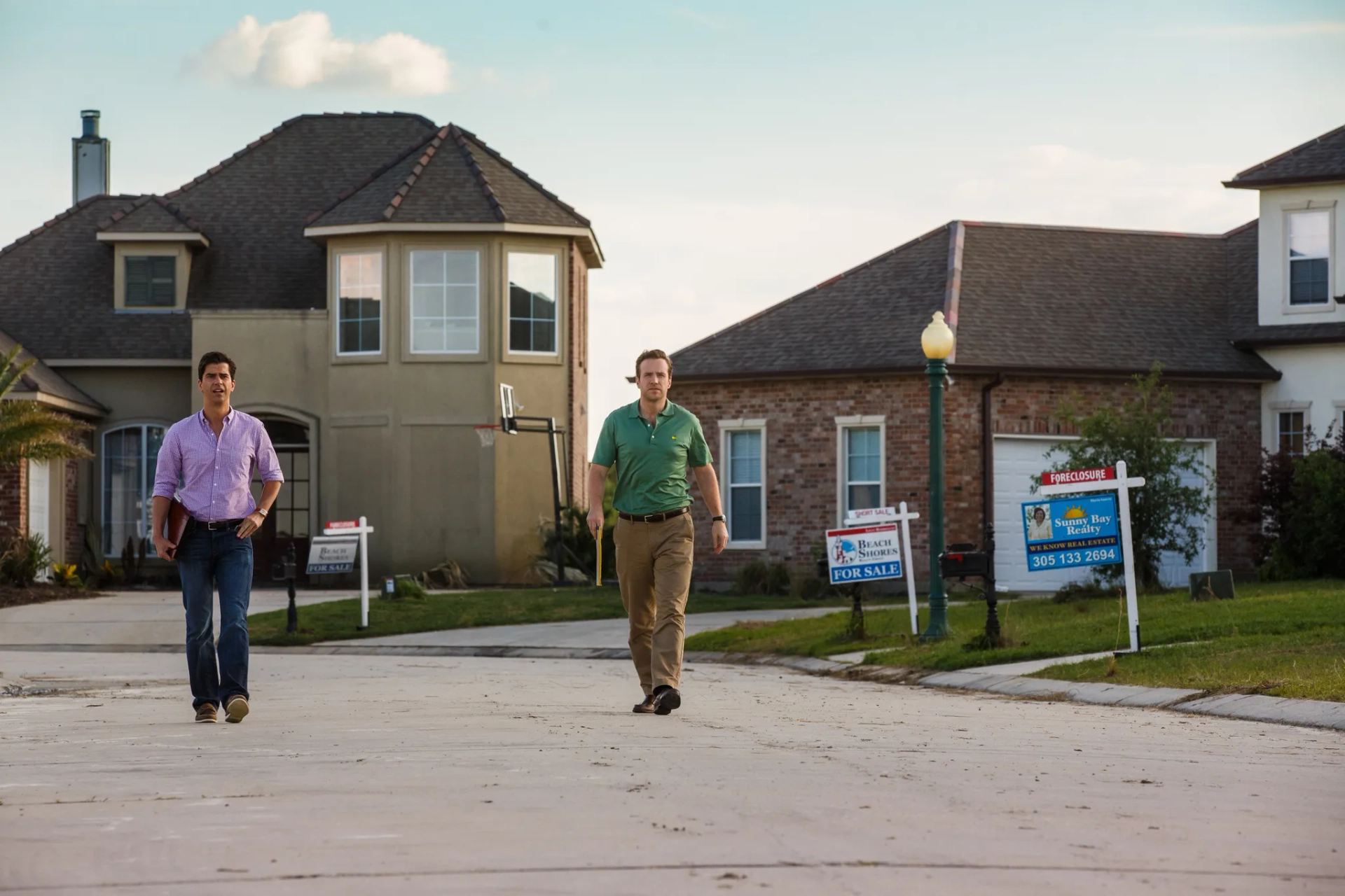 Hamish Linklater and Rafe Spall in The Big Short (2015)