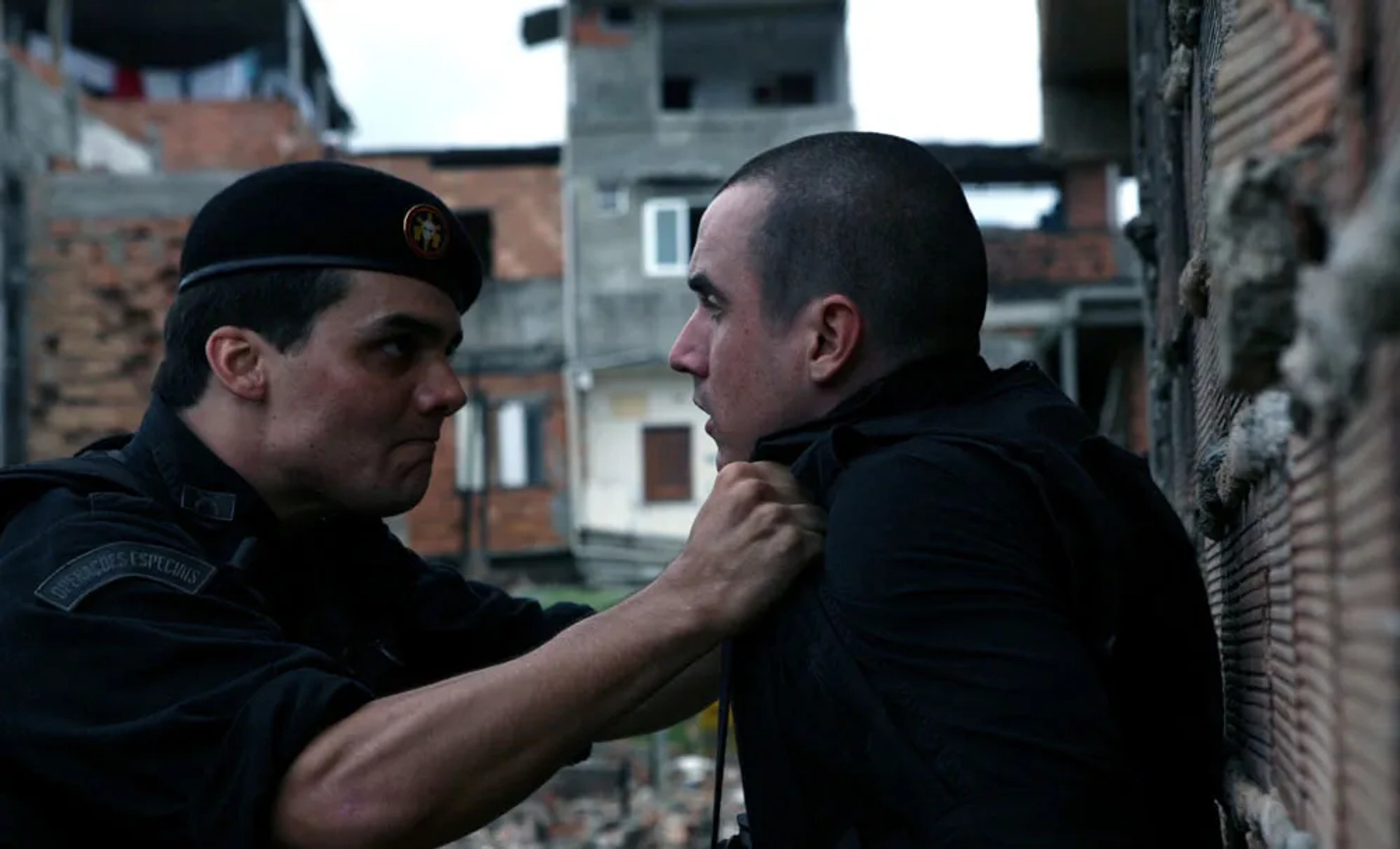 Caio Junqueira and Wagner Moura in Elite Squad (2007)