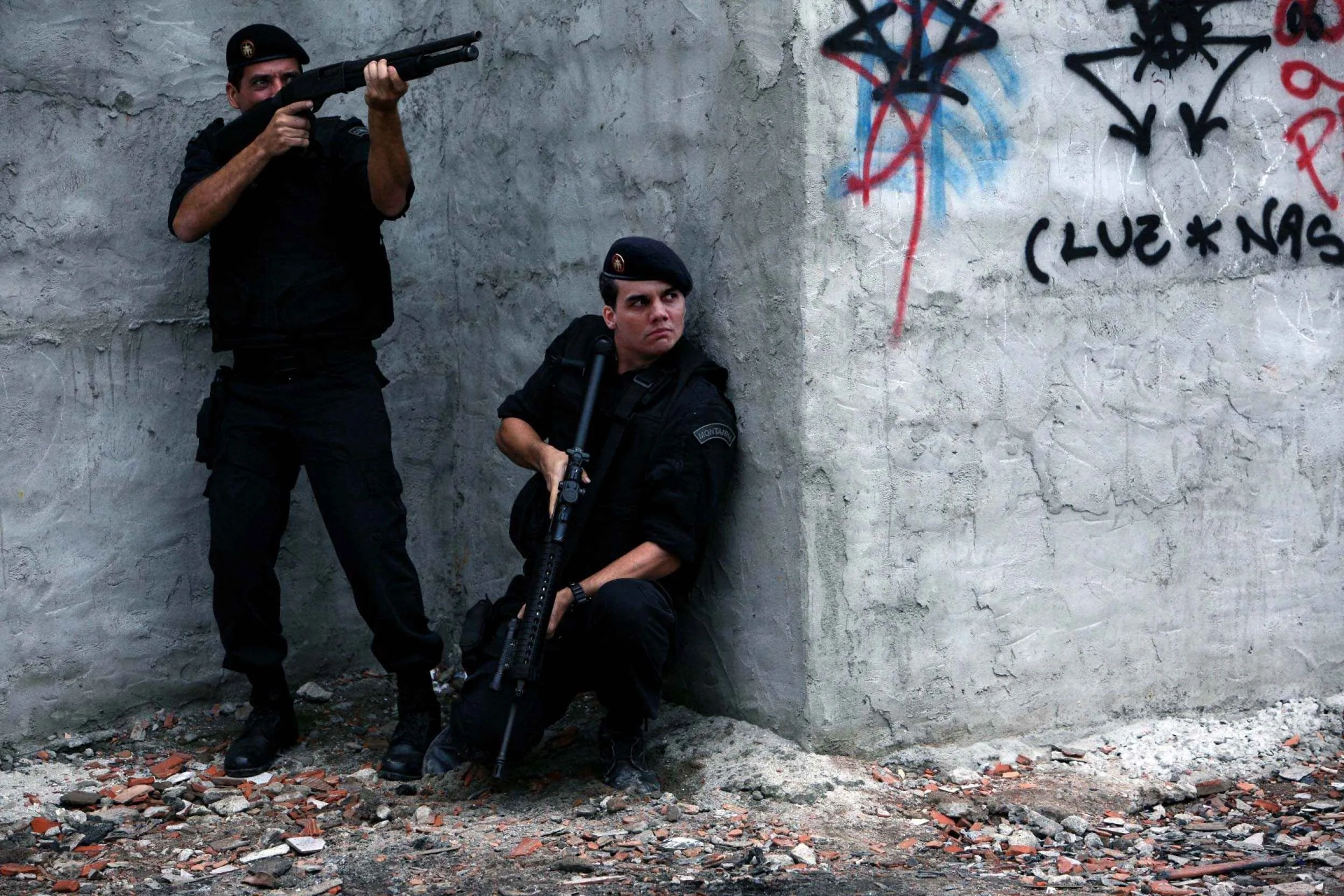 Paulo Hamilton and Wagner Moura in Elite Squad (2007)