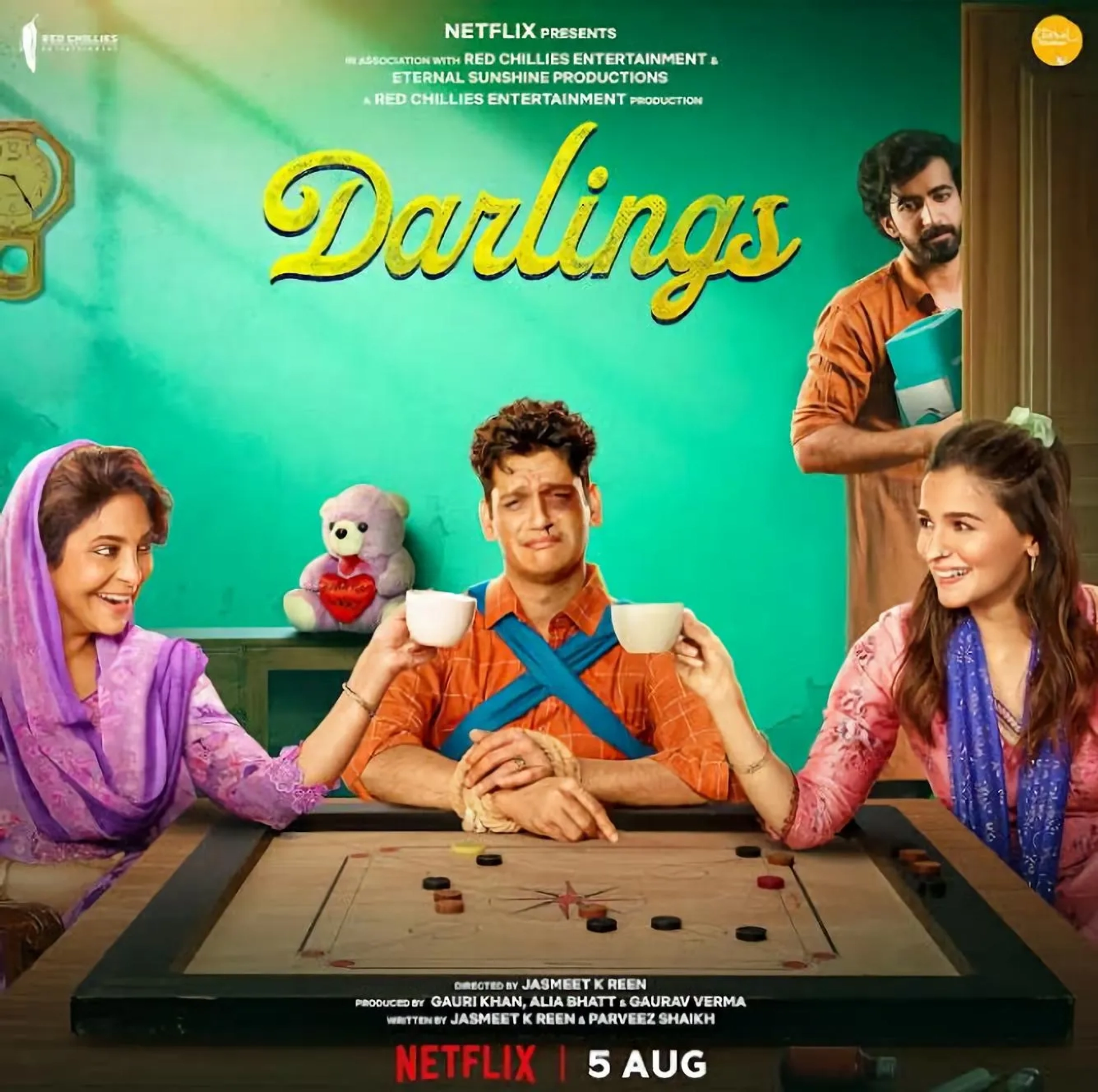 Shefali Shah, Alia Bhatt, Vijay Varma, and Roshan Mathew in Darlings (2022)