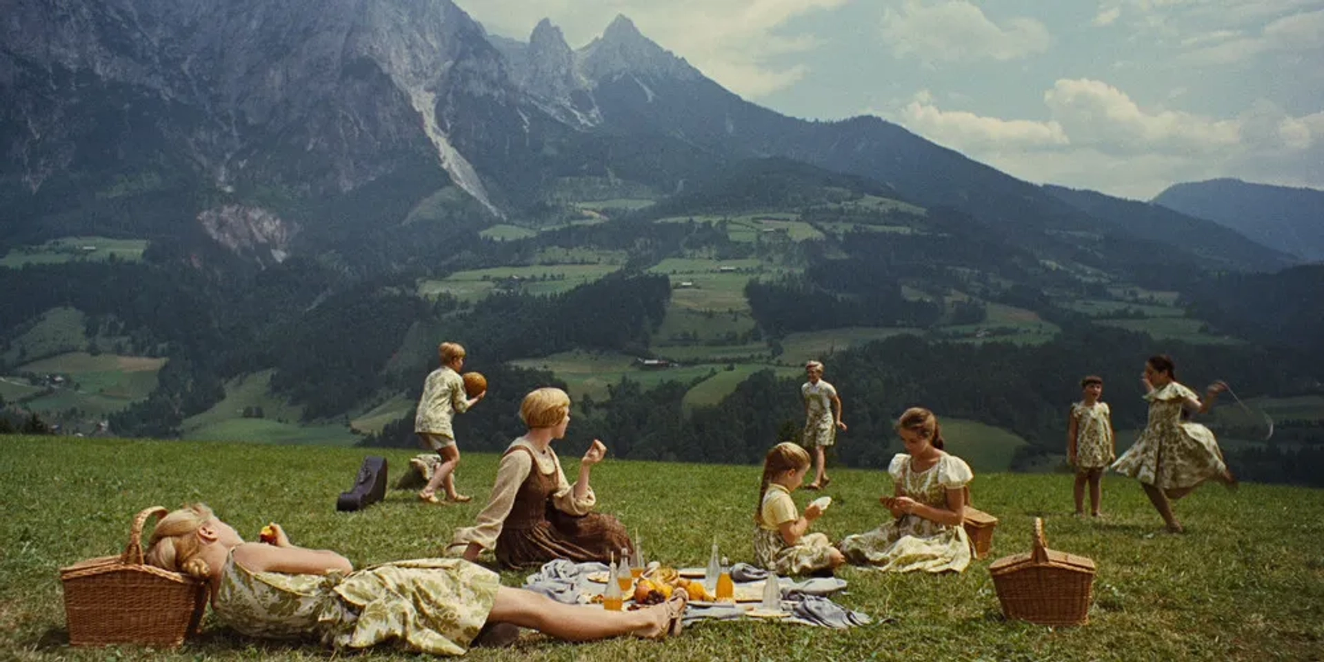 Julie Andrews, Charmian Carr, Angela Cartwright, Duane Chase, Nicholas Hammond, Kym Karath, Heather Menzies-Urich, and Debbie Turner in The Sound of Music (1965)