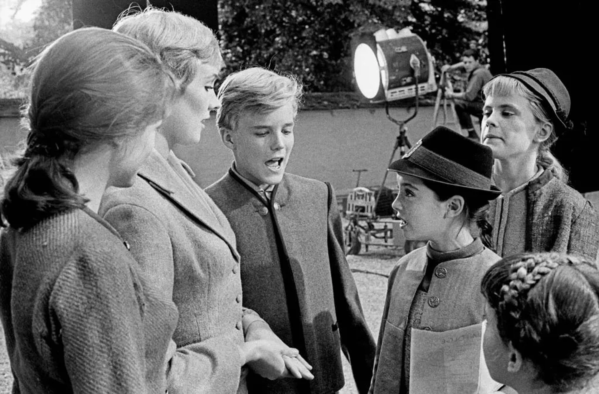 Julie Andrews, Charmian Carr, Angela Cartwright, Nicholas Hammond, Heather Menzies-Urich, and Debbie Turner in The Sound of Music (1965)