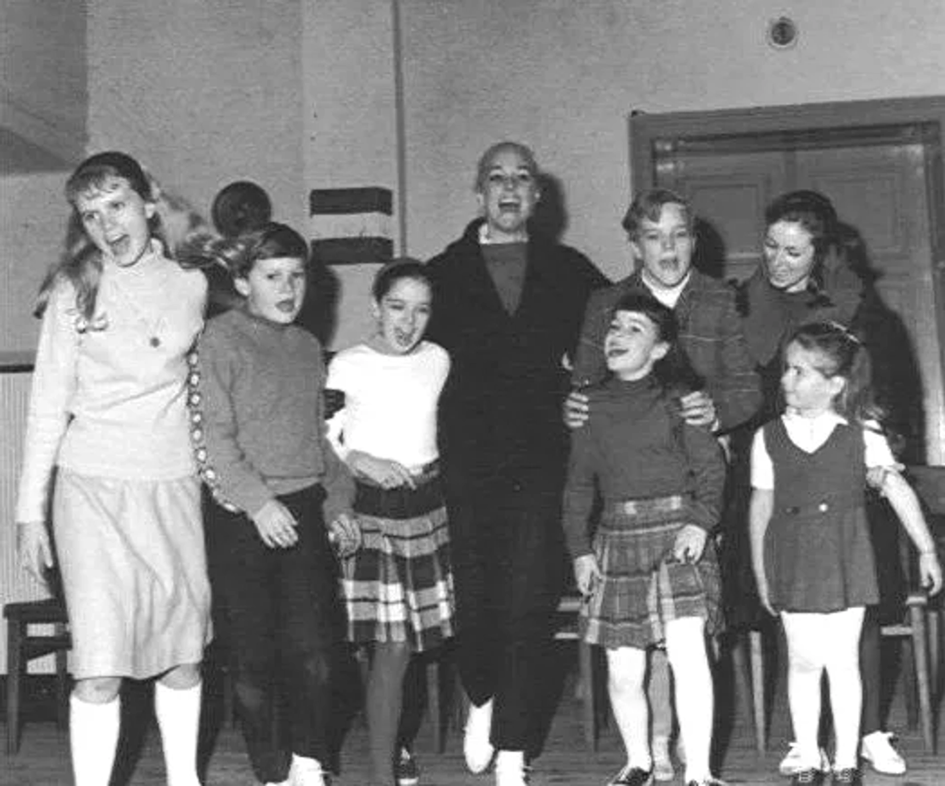 Charmian Carr, Angela Cartwright, Duane Chase, Nicholas Hammond, Kym Karath, Heather Menzies-Urich, Larri Thomas, and Debbie Turner in The Sound of Music (1965)