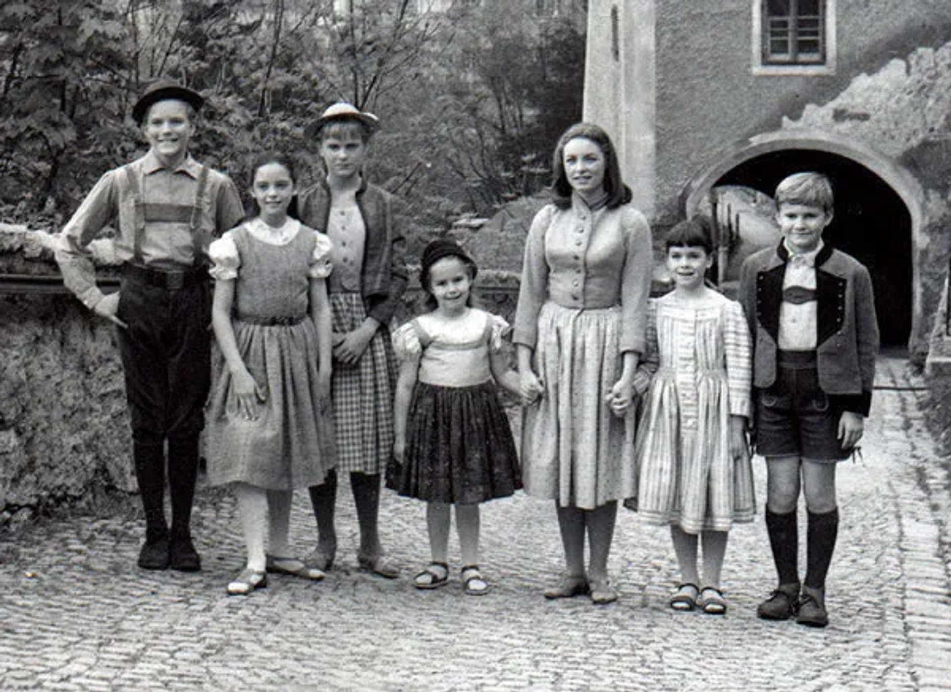 Charmian Carr, Angela Cartwright, Duane Chase, Nicholas Hammond, Kym Karath, Heather Menzies-Urich, and Debbie Turner in The Sound of Music (1965)