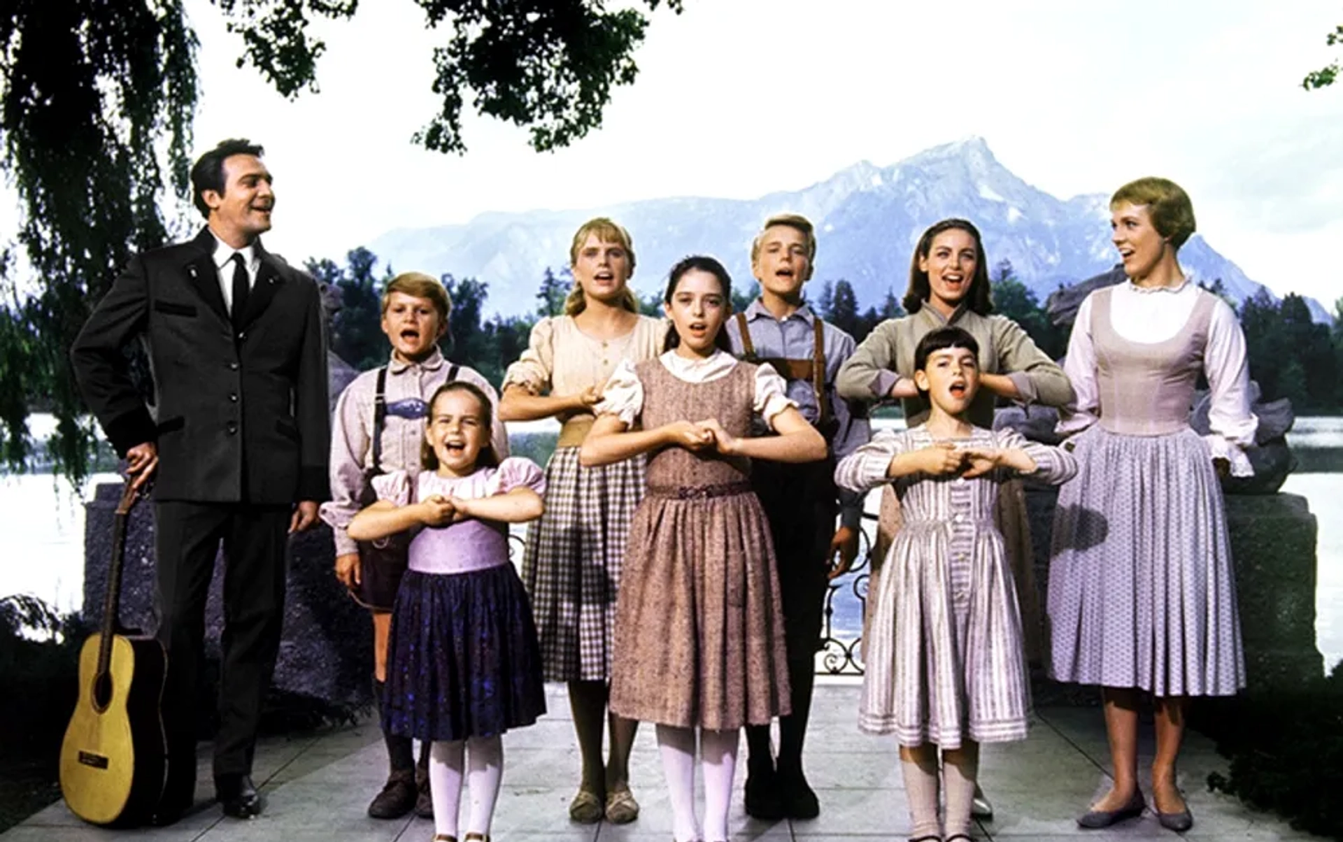 Julie Andrews, Christopher Plummer, Charmian Carr, Angela Cartwright, Duane Chase, Nicholas Hammond, Kym Karath, Heather Menzies-Urich, and Debbie Turner in The Sound of Music (1965)