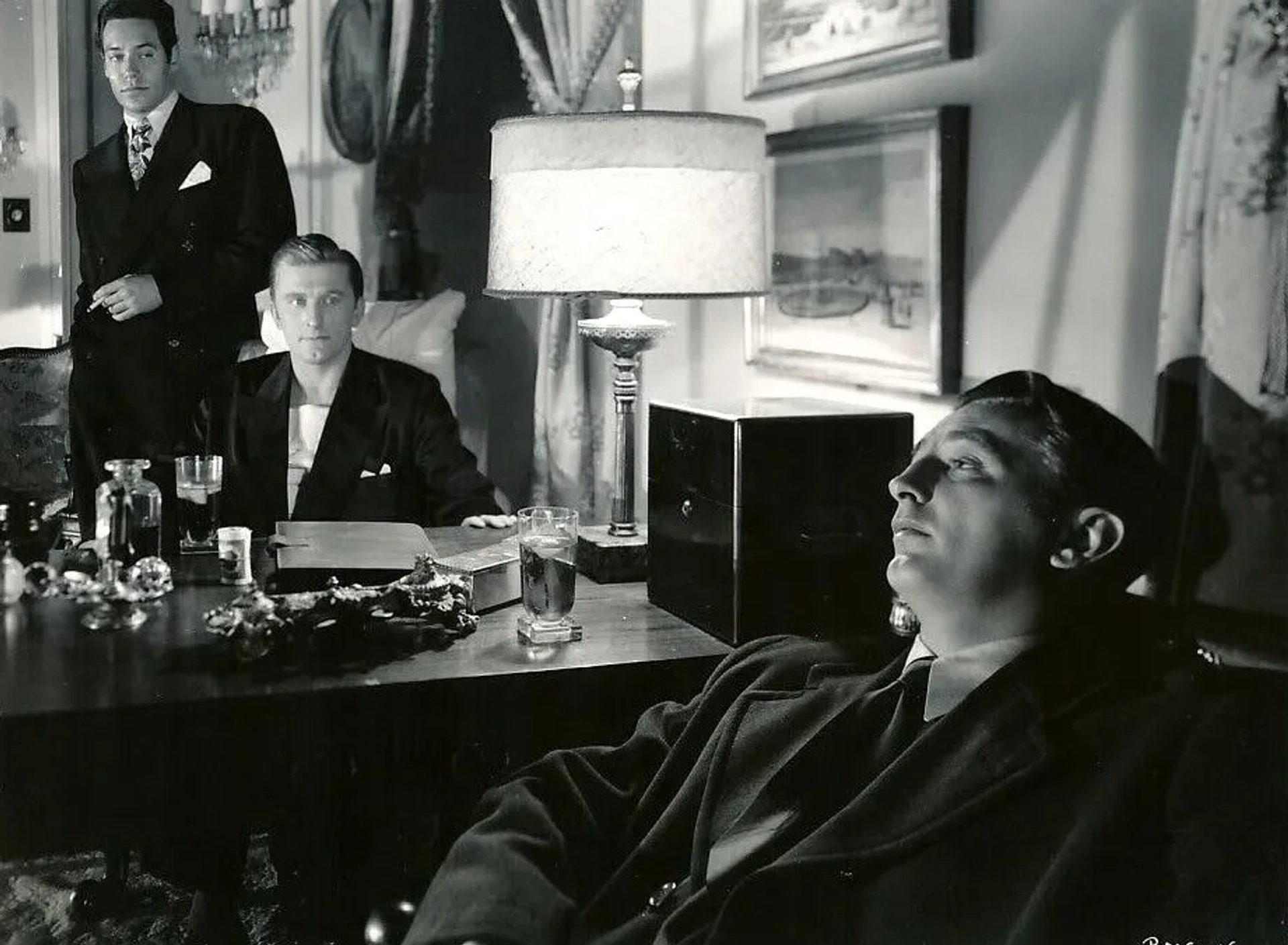 Kirk Douglas, Robert Mitchum, and Paul Valentine in Out of the Past (1947)