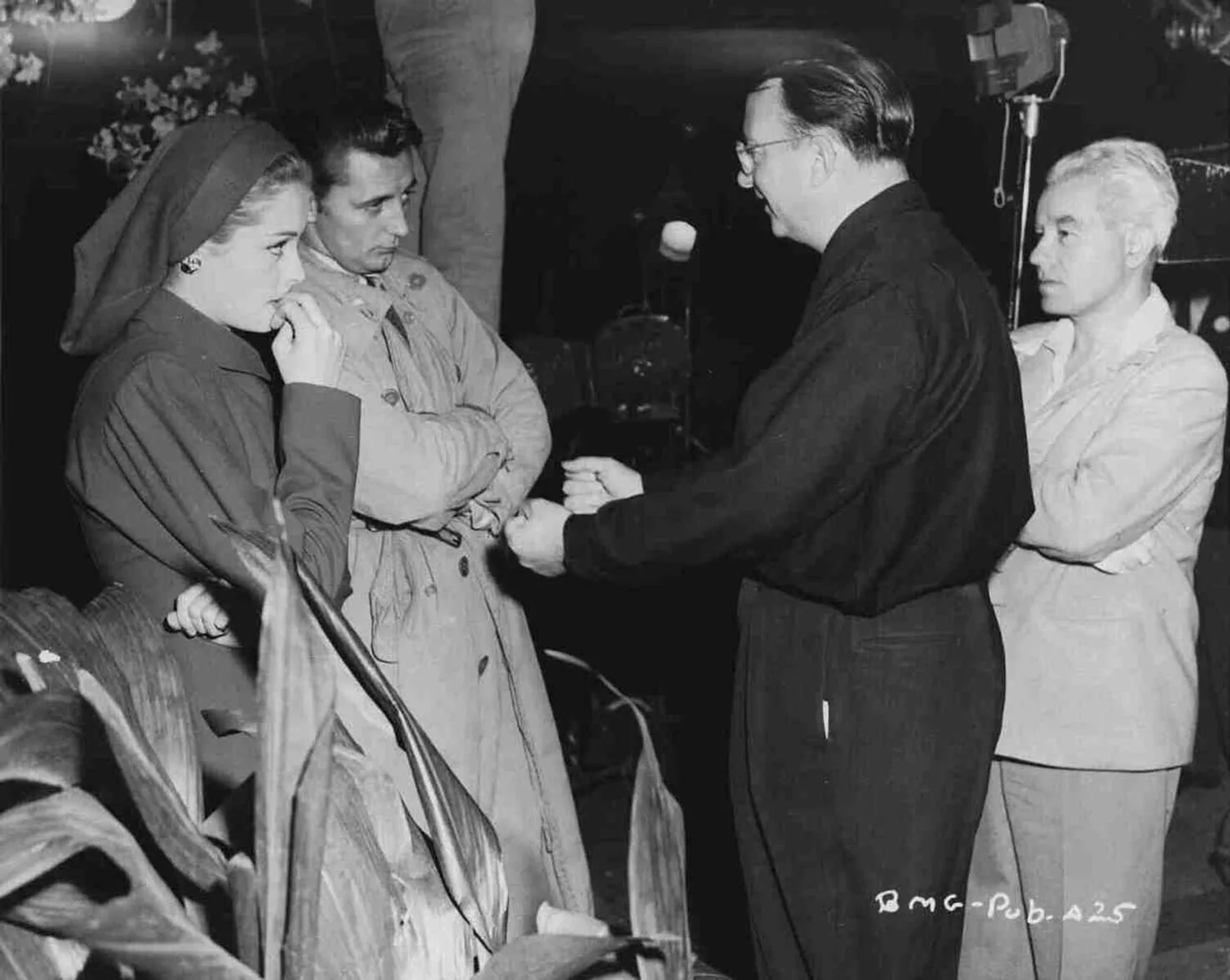 Robert Mitchum, Nicholas Musuraca, Jane Greer, and Jacques Tourneur in Out of the Past (1947)