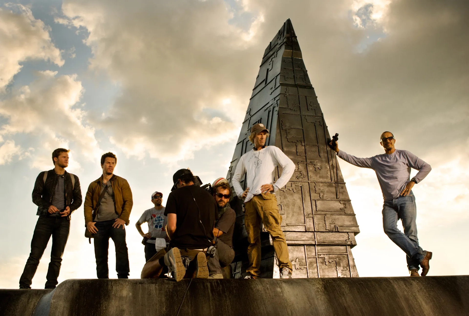 Mark Wahlberg, Michael Bay, Lucas Bielan, John Kairis, Amir Mokri, Walrus J.U.I.C.E. Howard, and Jack Reynor in Transformers: Age of Extinction (2014)