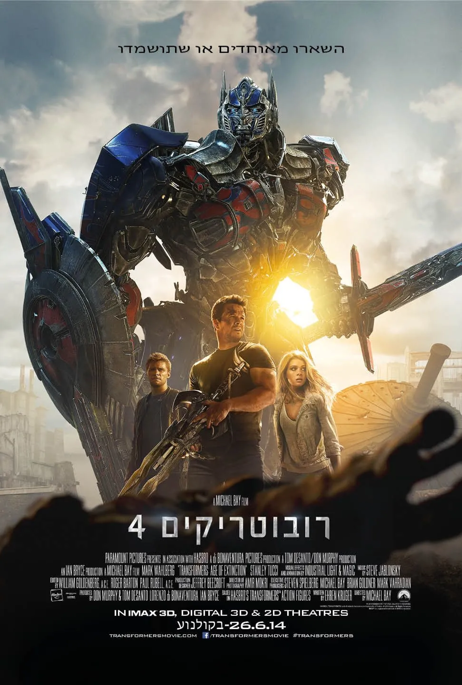 Mark Wahlberg, Peter Cullen, Nicola Peltz Beckham, and Jack Reynor in Transformers: Age of Extinction (2014)