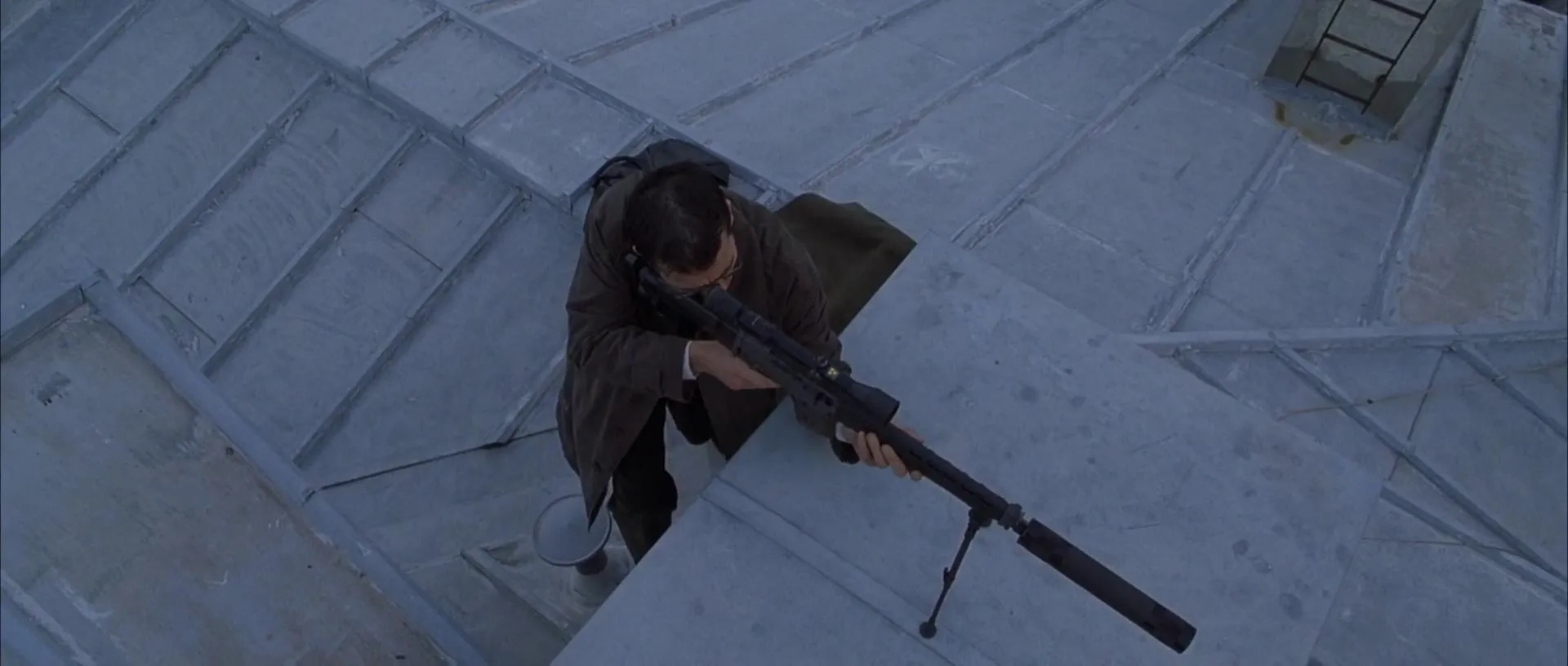 Clive Owen in The Bourne Identity (2002)