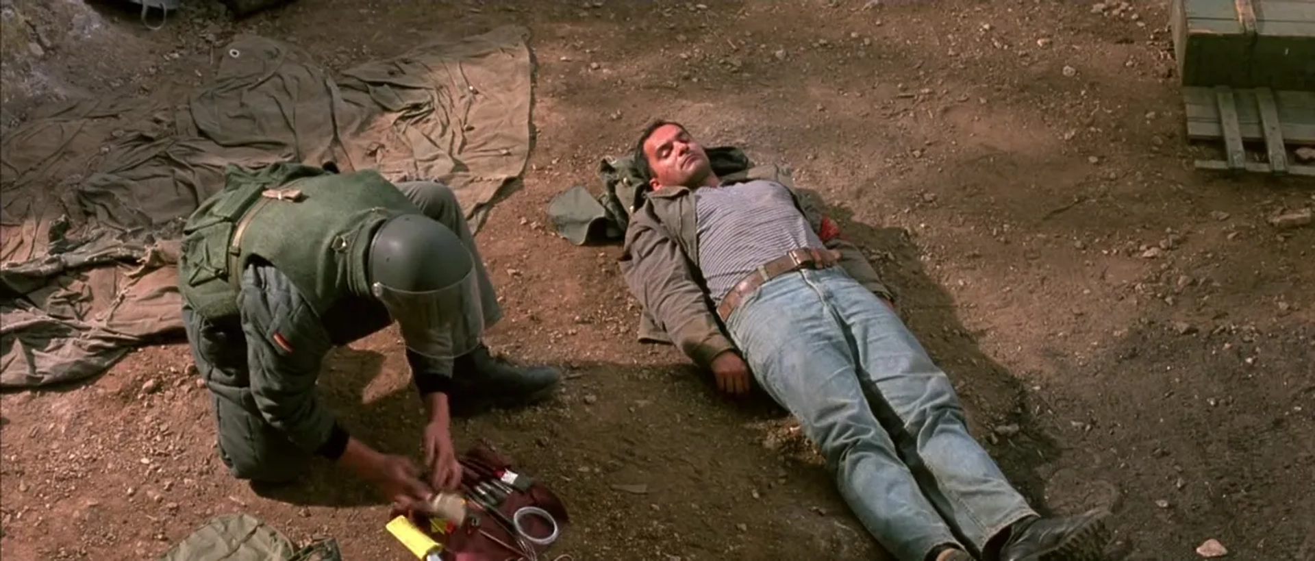 Filip Sovagovic and Branko Zavrsan in No Man's Land (2001)