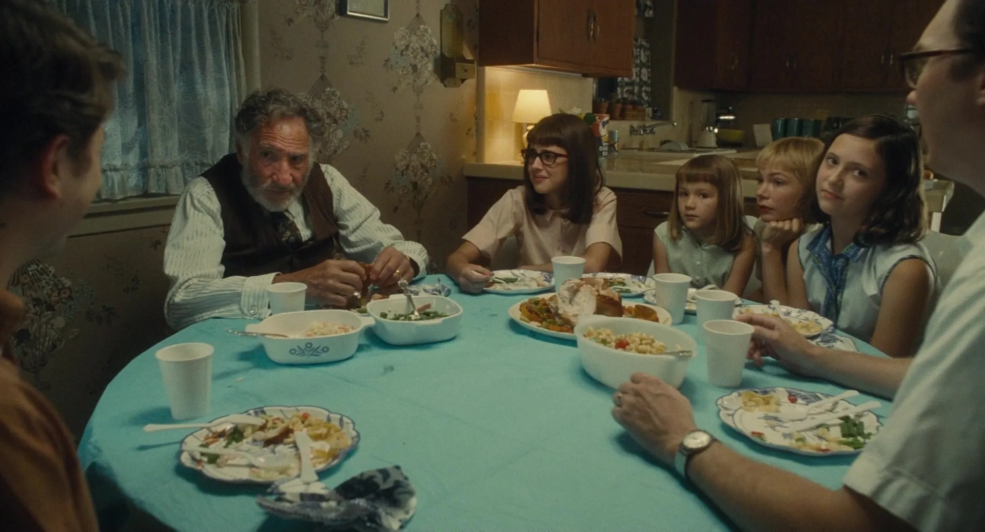 Judd Hirsch, Paul Dano, Michelle Williams, Keeley Karsten, Sophia Kopera, Gabriel LaBelle, and Julia Butters in The Fabelmans (2022)