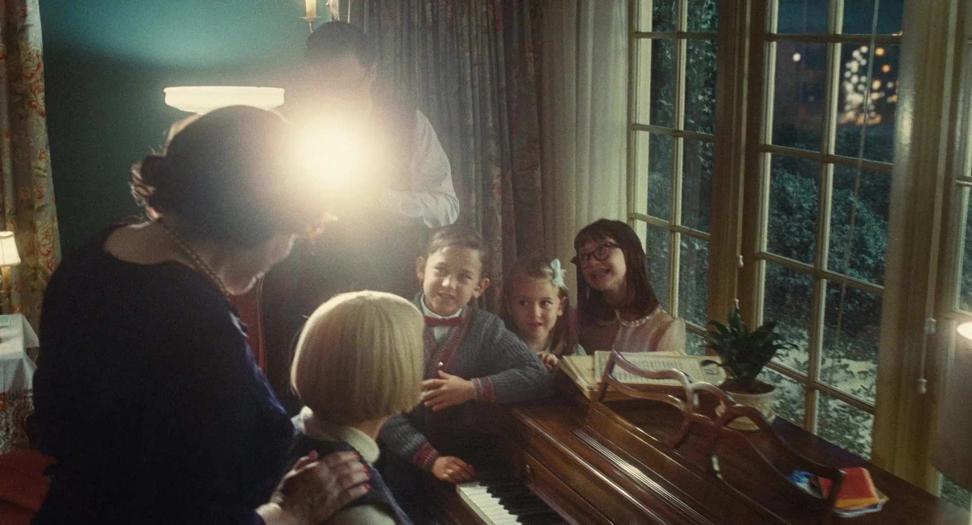 Robin Bartlett, Paul Dano, Michelle Williams, Birdie Borria, Alina Brace, and Mateo Zoryan in The Fabelmans (2022)