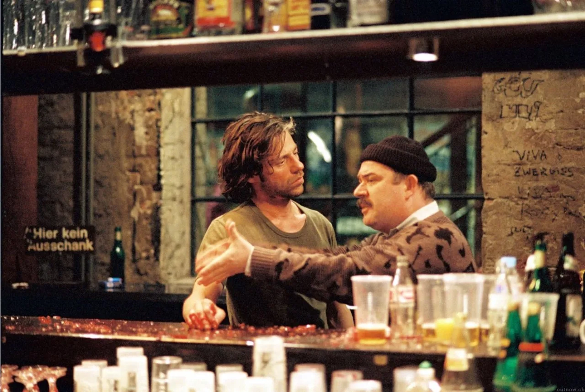 Güven Kiraç and Birol Ünel in Head-On (2004)