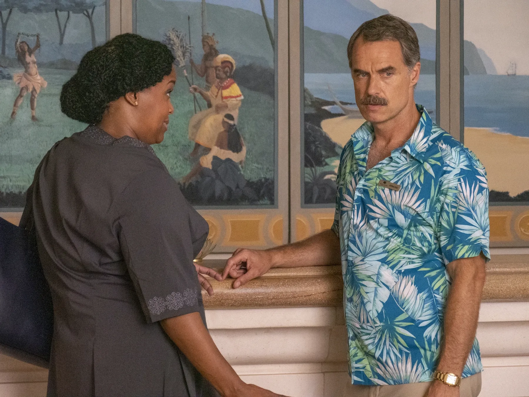 Murray Bartlett and Natasha Rothwell in The White Lotus (2021)