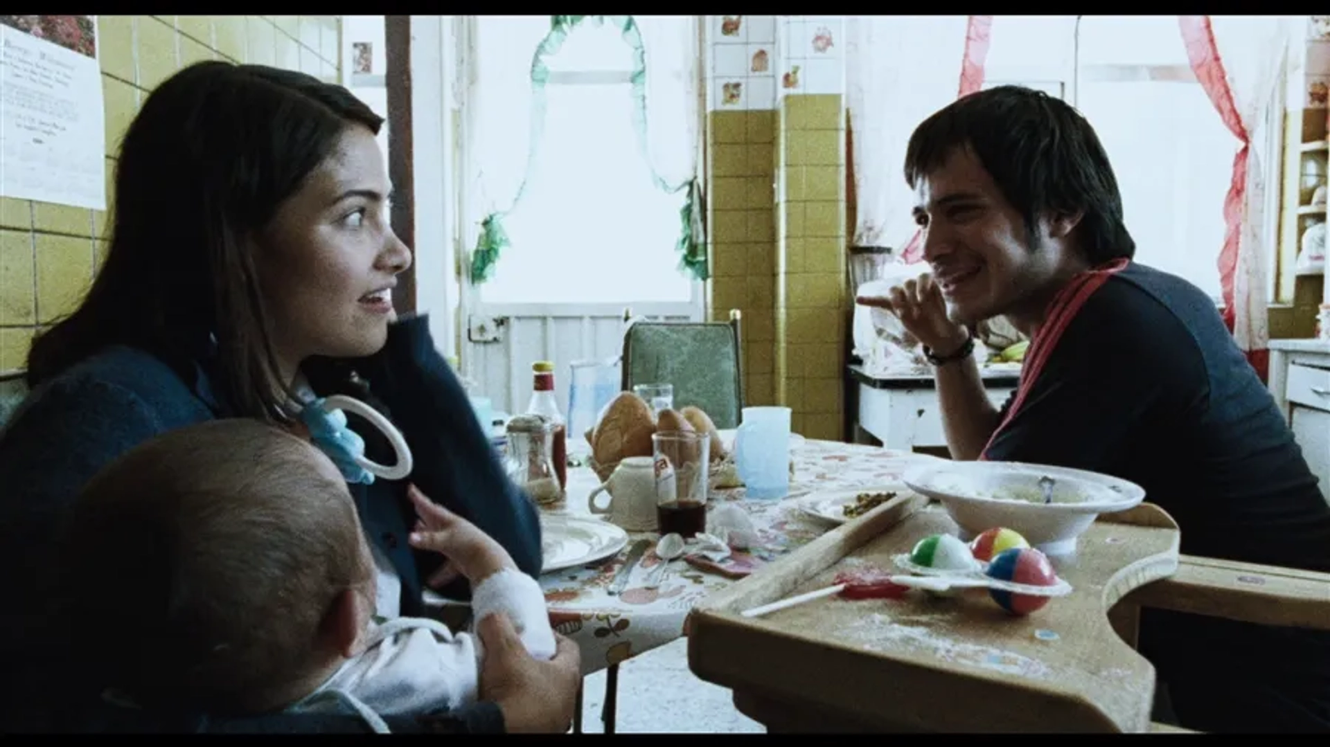 Vanessa Bauche and Gael García Bernal in Amores Perros (2000)