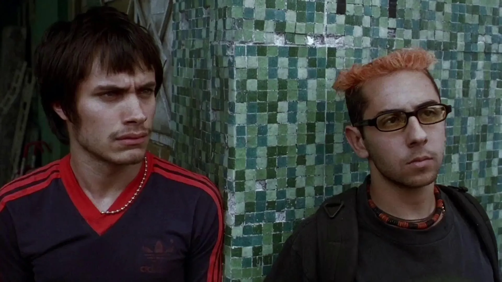 Humberto Busto and Gael García Bernal in Amores Perros (2000)